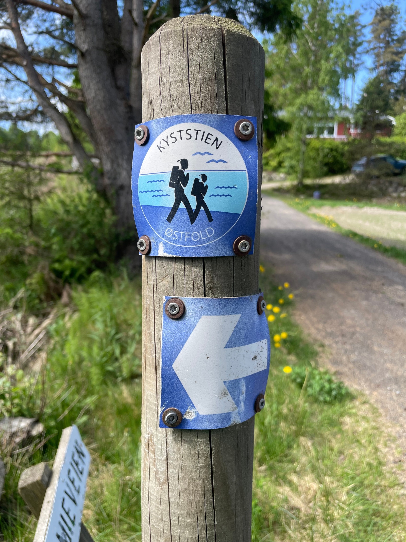 Kyststien går forbi eiendommen Galleribilde
