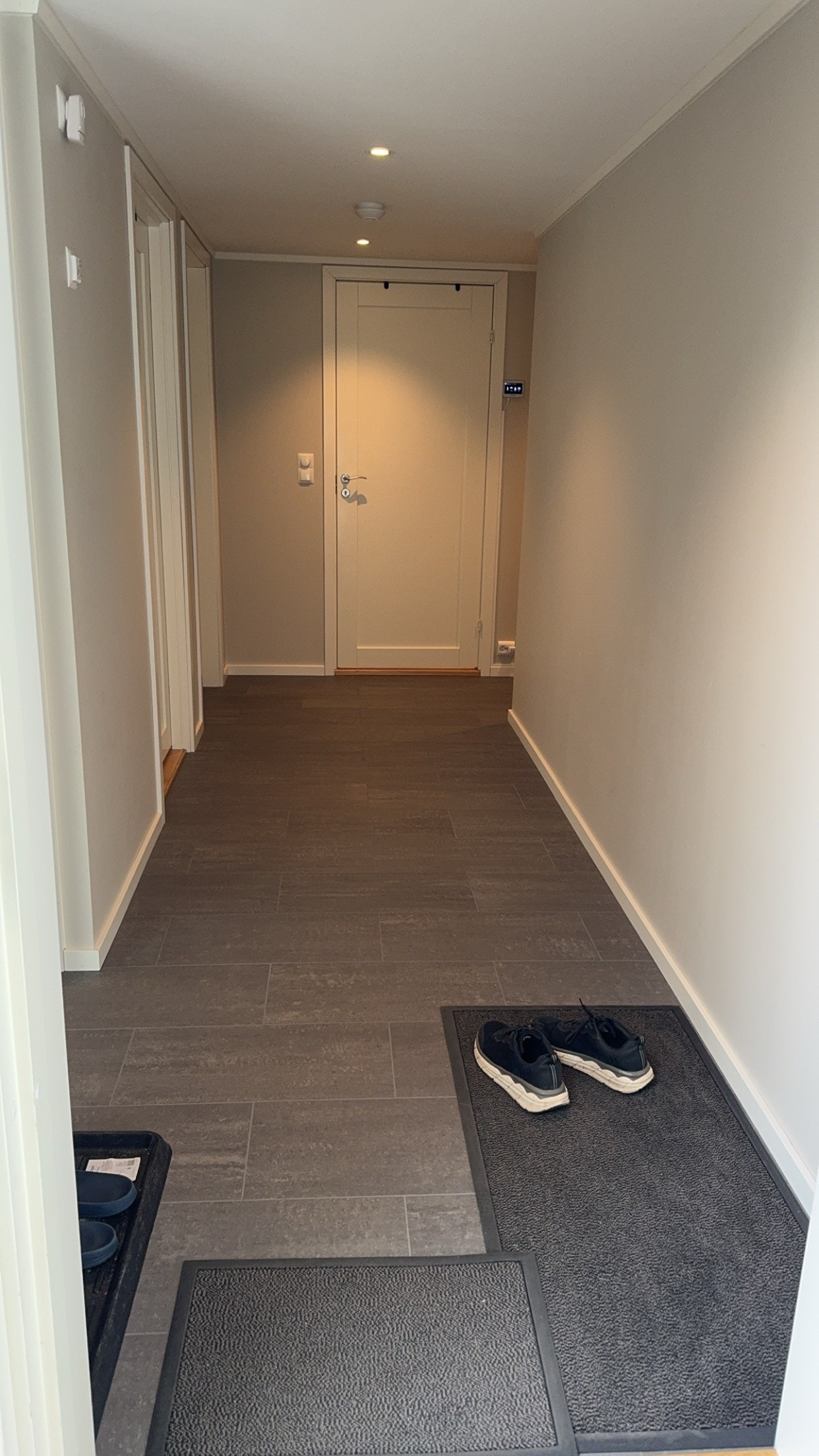 Gang med enkel adkomst og garderobe og dimbar spotbelysning. Galleribilde