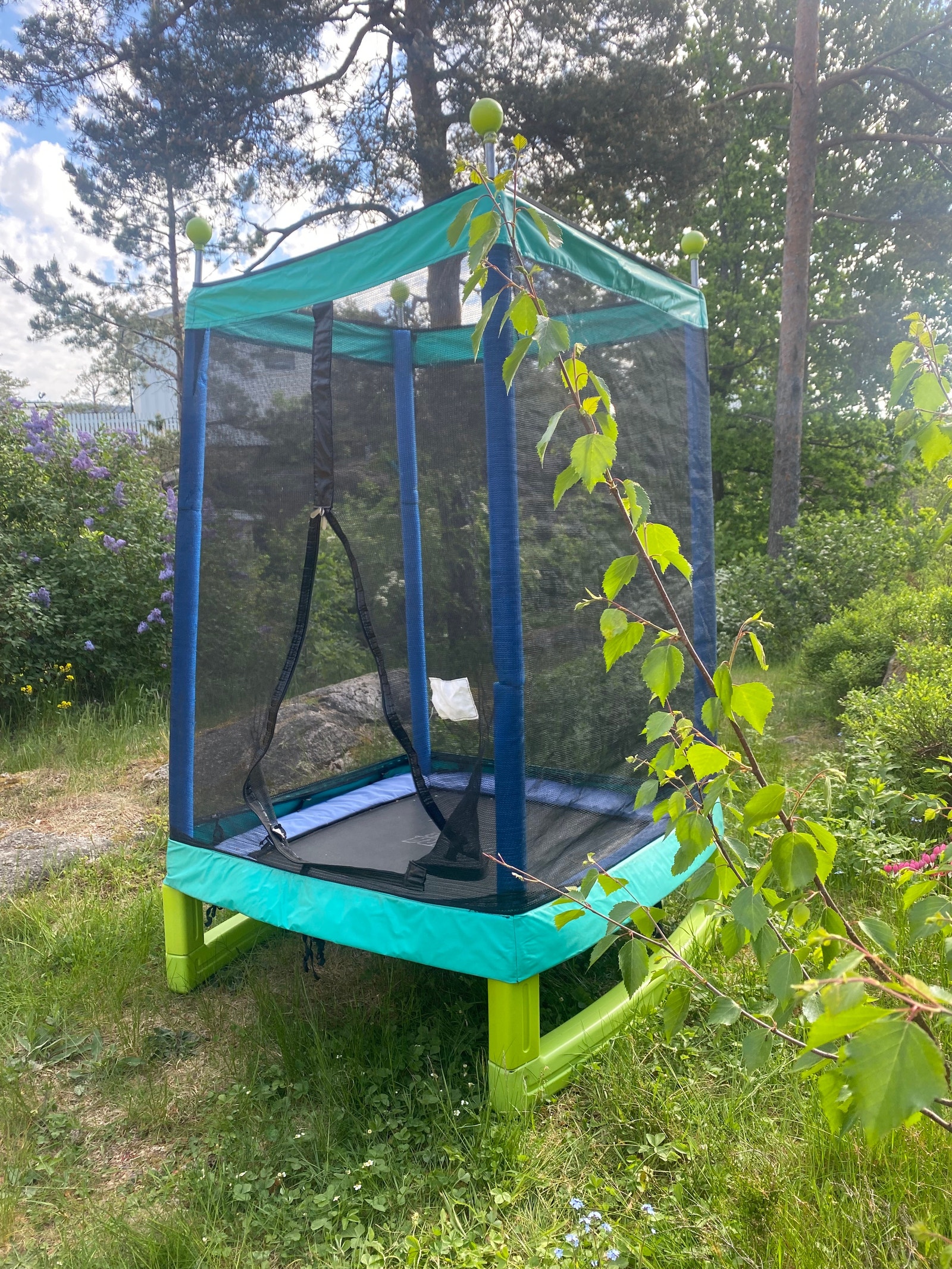 Liten trampoline for de minste i hagen Galleribilde