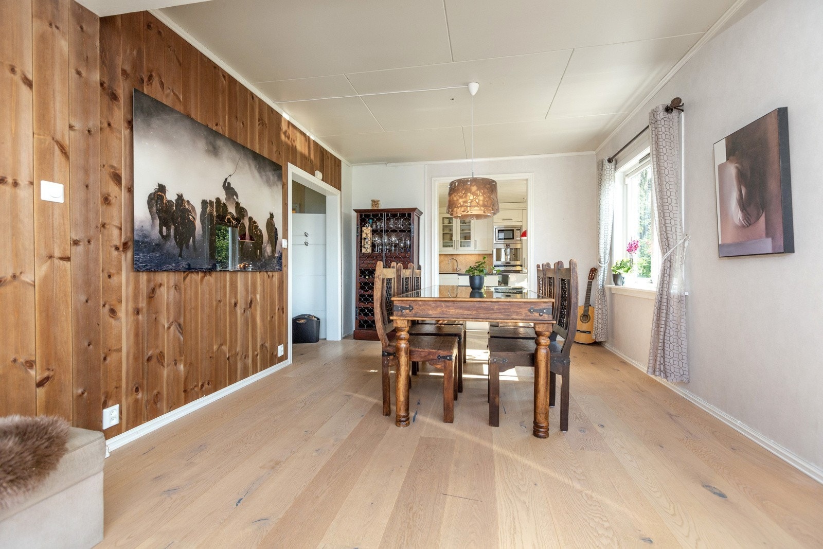 Spisestue, til venstre åpning inn til hovedstue Galleribilde