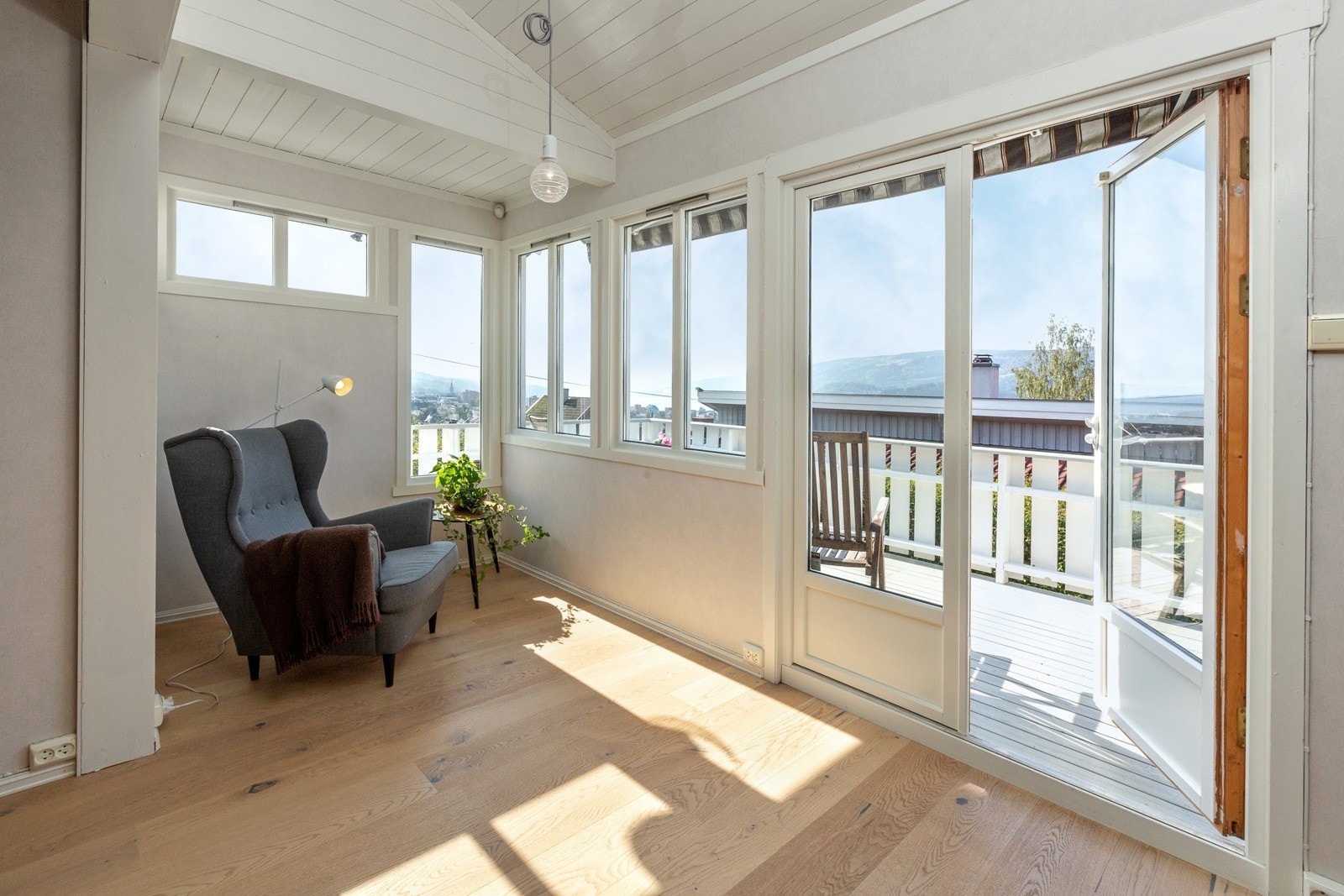 Tidligere veranda som er innbygd. Masse lys Galleribilde