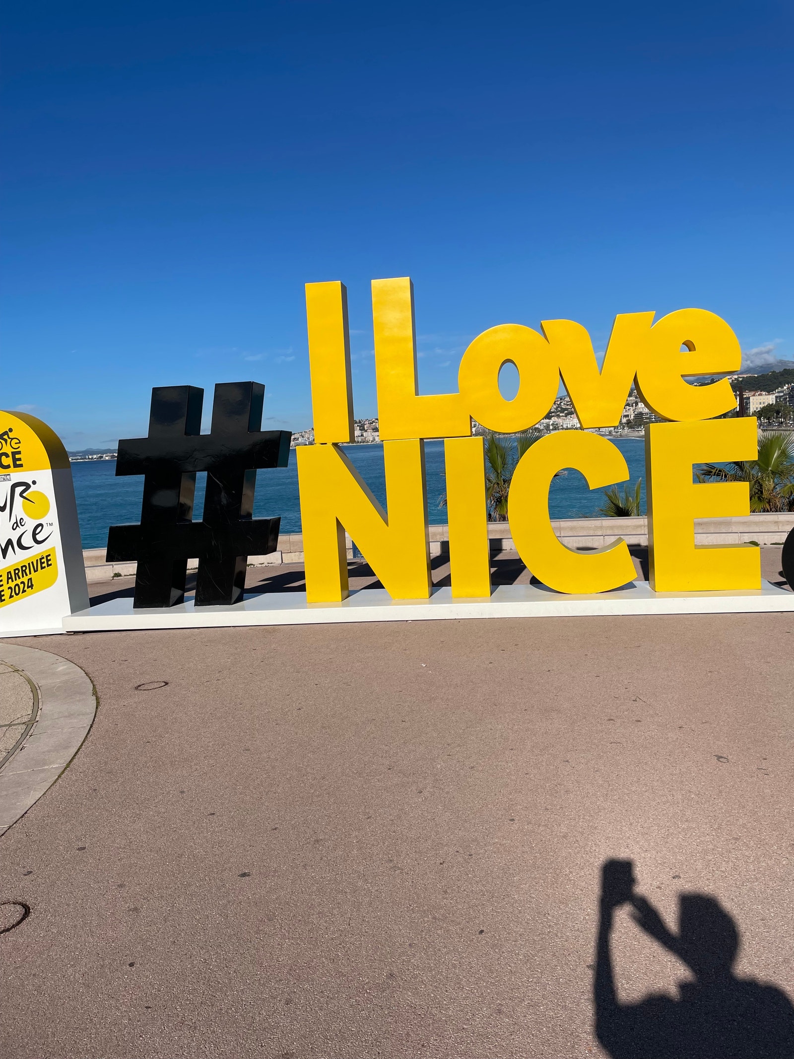 I love Nice skiltet som står langs promenaden. Galleribilde