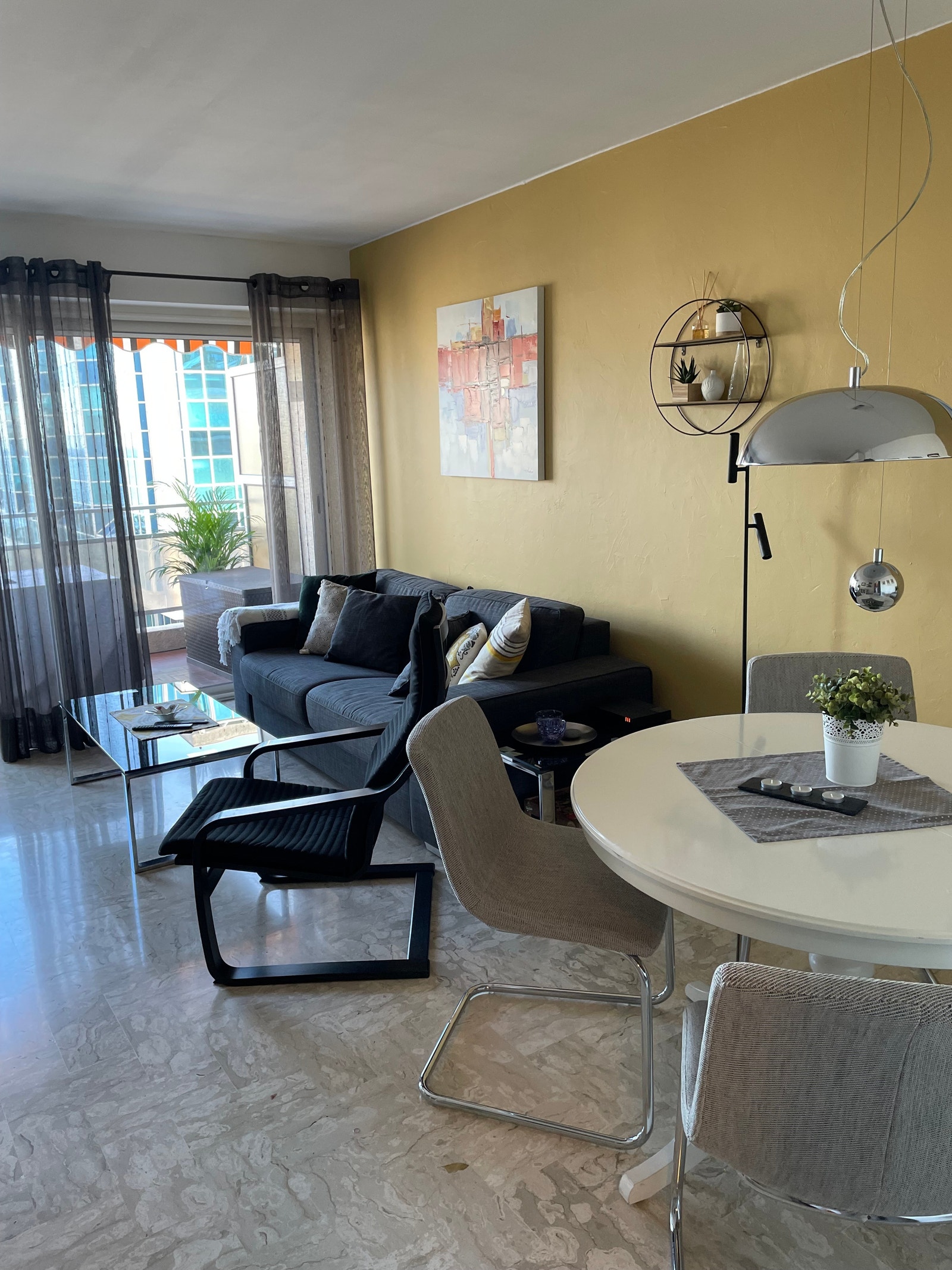 Stue sett fra gangen. Galleribilde