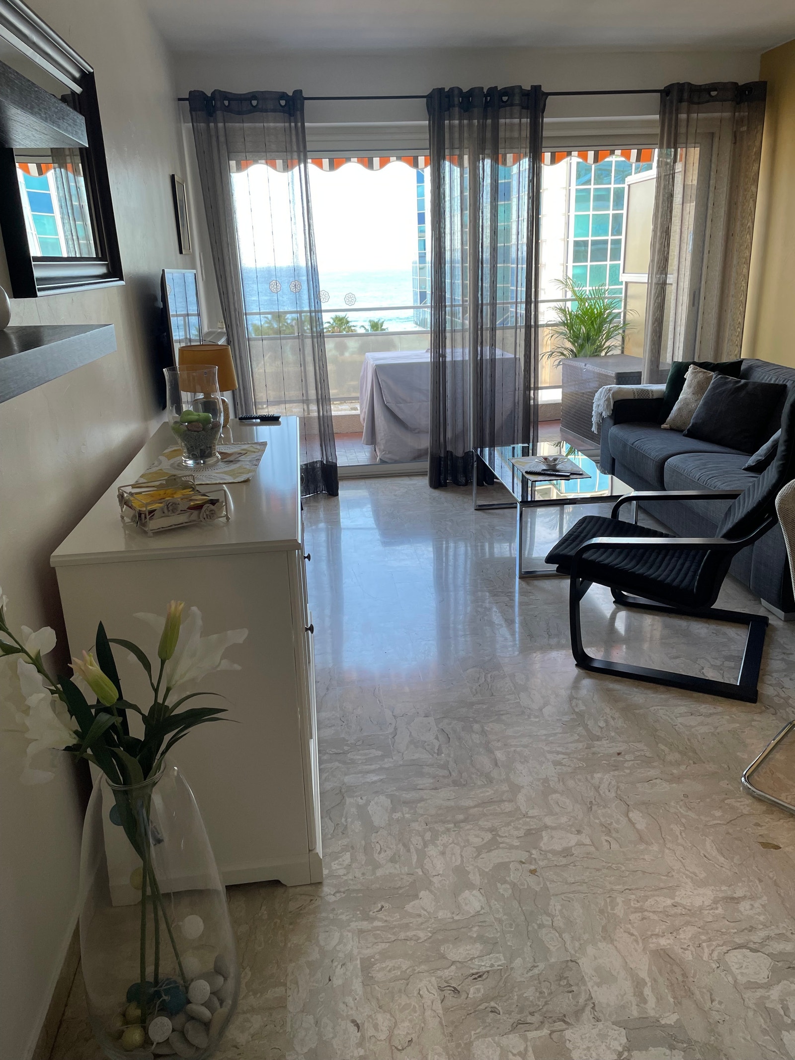 Stue sett fra gangen. Galleribilde