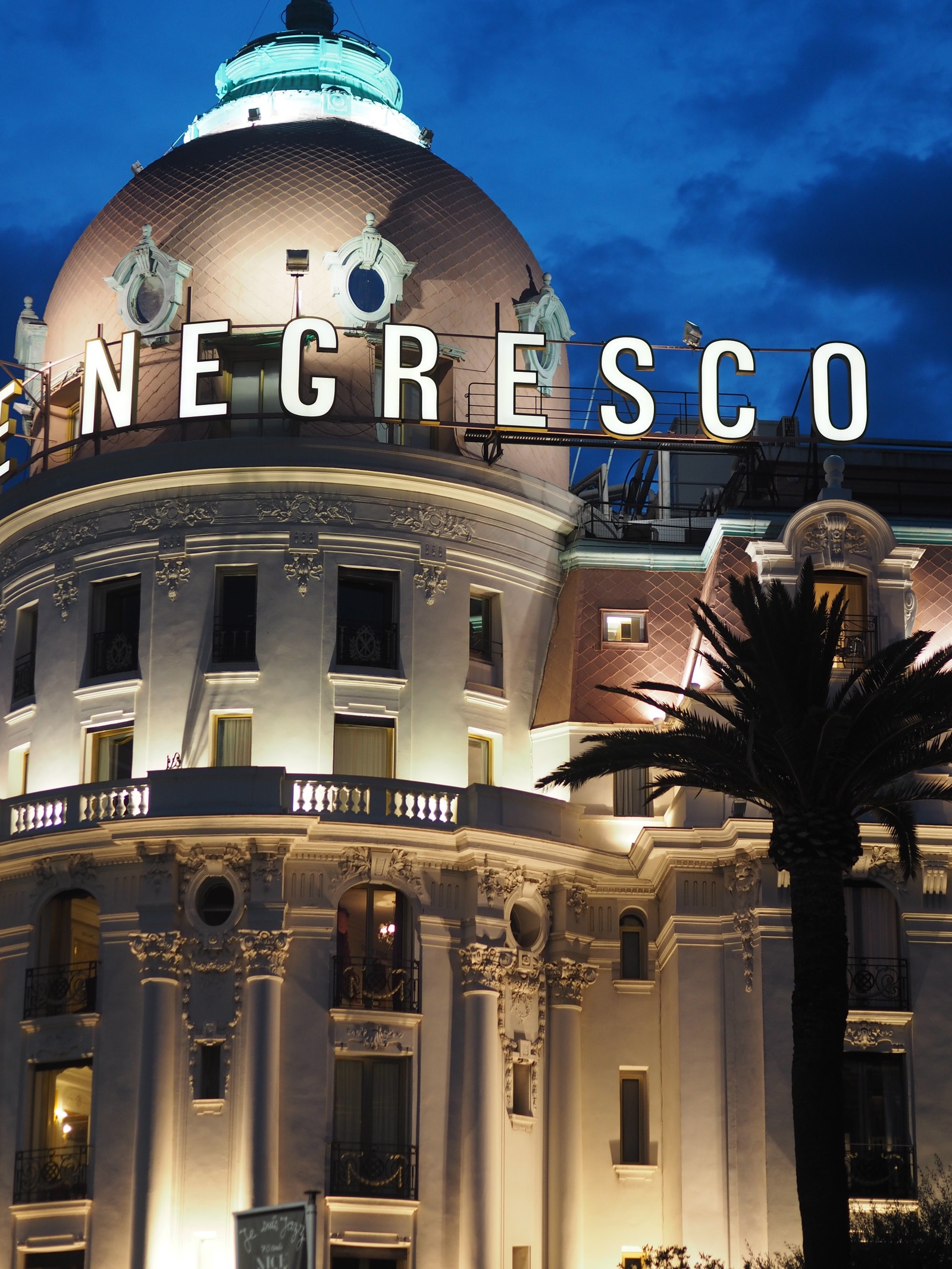 Negresco på kvelden. Galleribilde