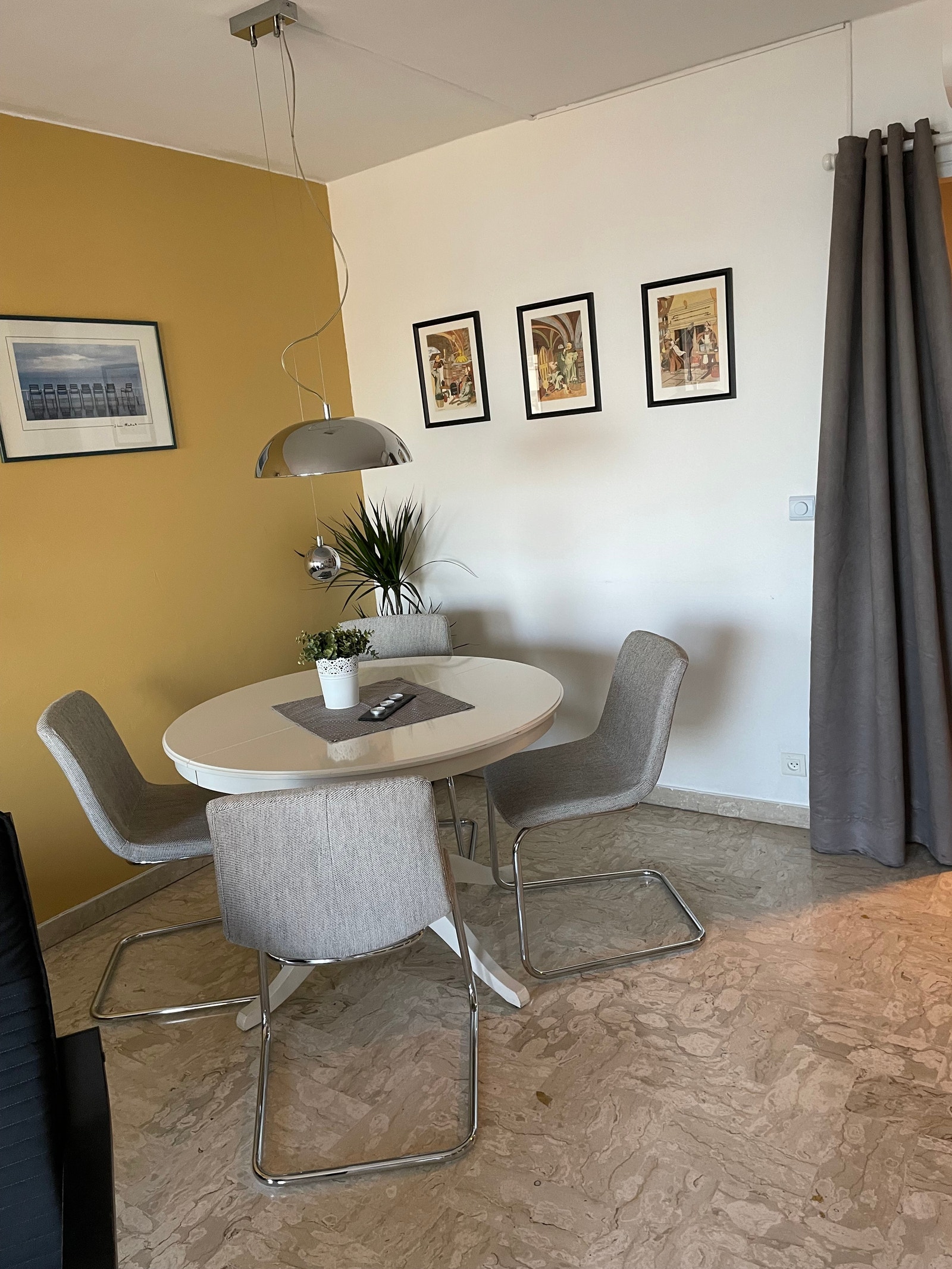 Spisegruppe innendørs i stue. Galleribilde