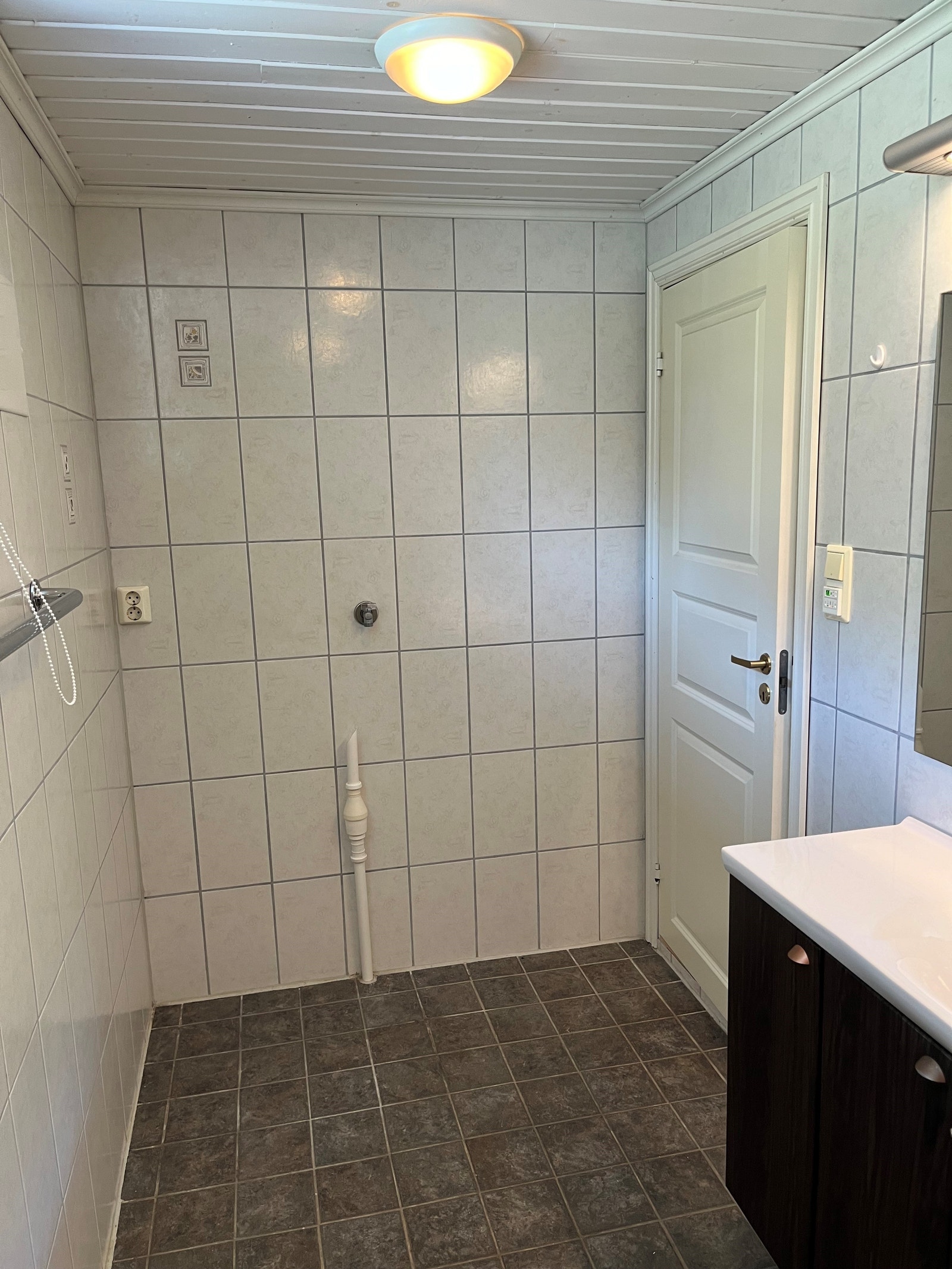 Bad med opplegg for vaskemaskin Galleribilde