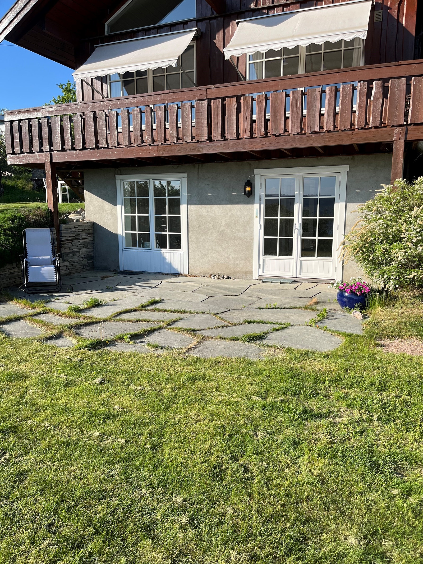Stor og solrik uteplass Galleribilde