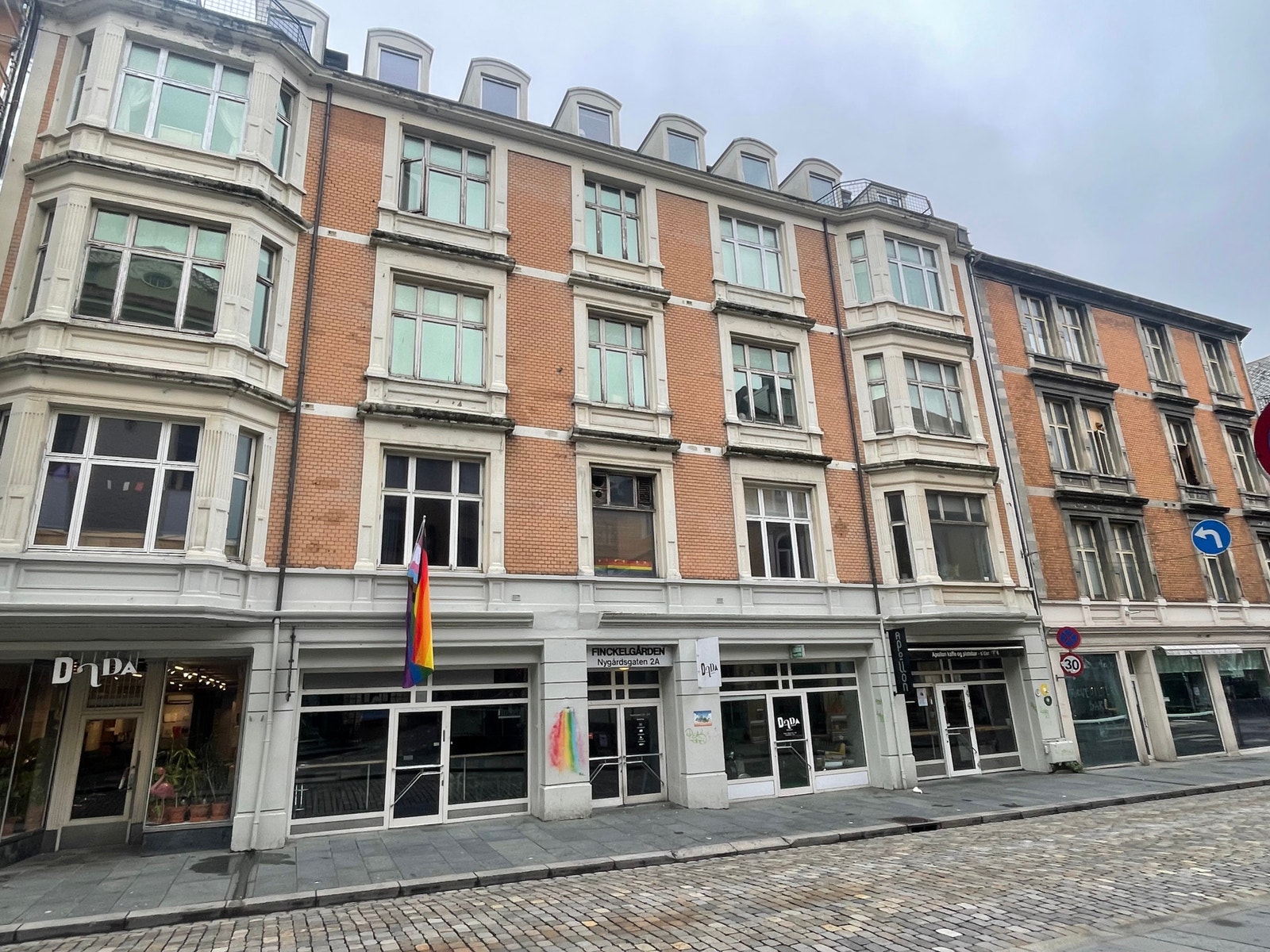 Fasade. 3 etg på venstre side i bildet. Galleribilde