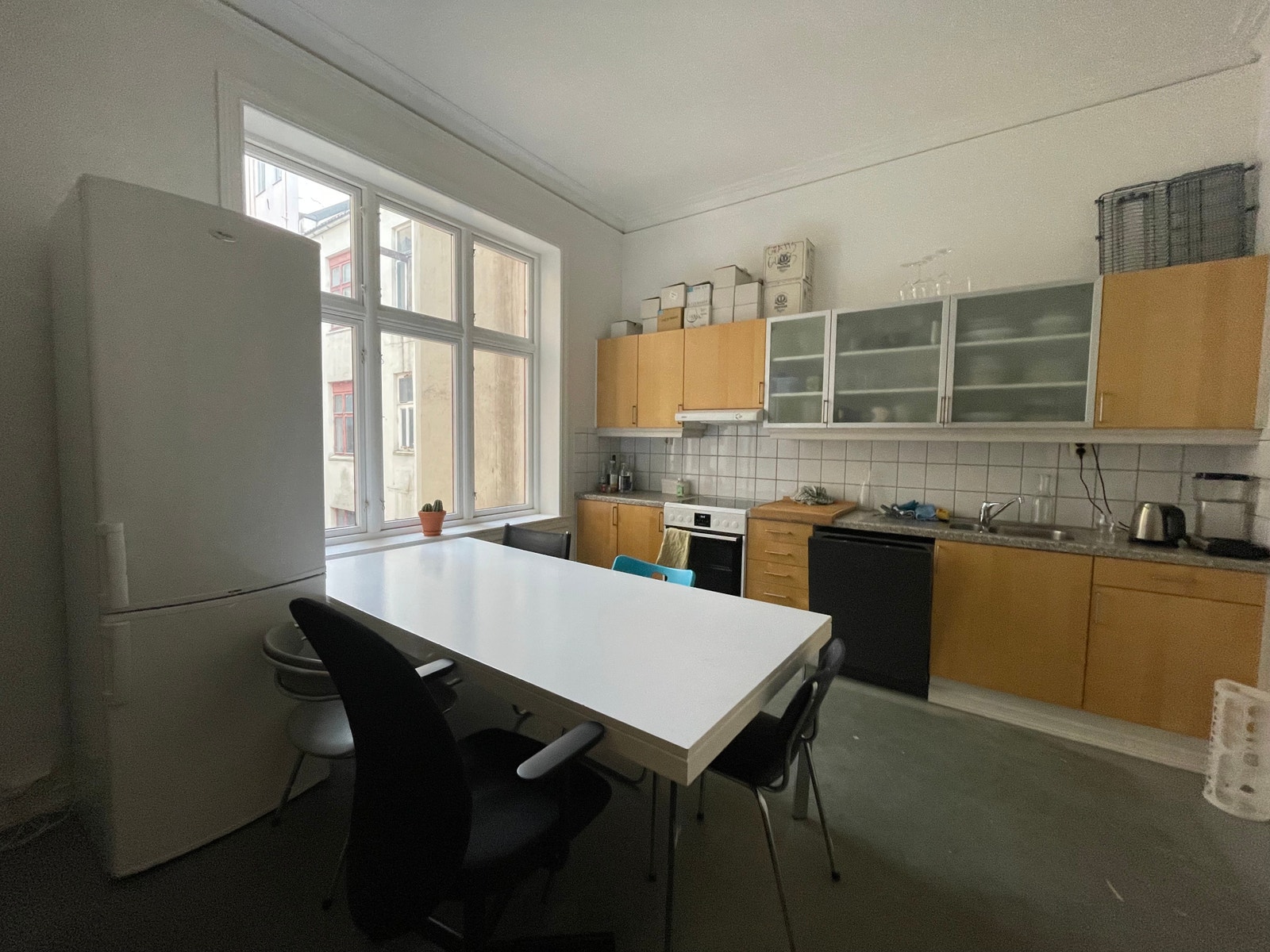 Felles kjøkken m/hvitevarer Galleribilde