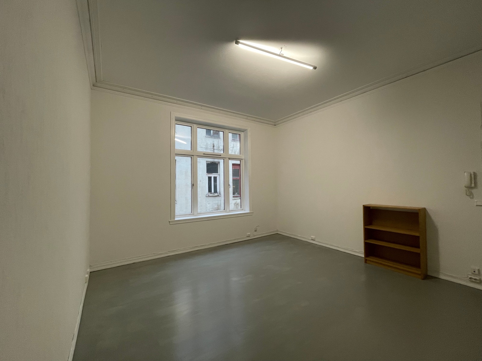 843 med vindu mot bakgård Galleribilde