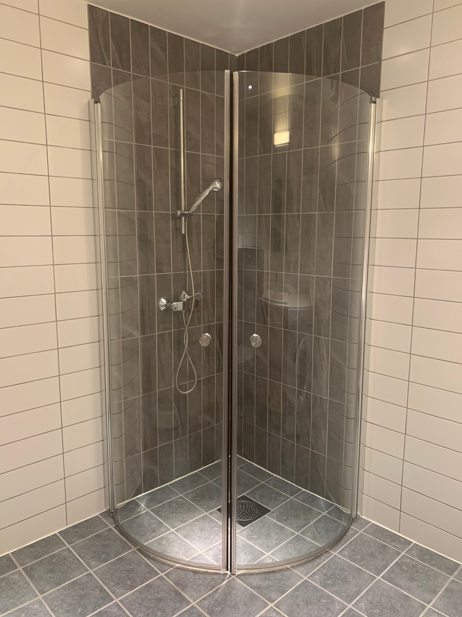 Romslig bad med vaskemaskin og dusj Galleribilde