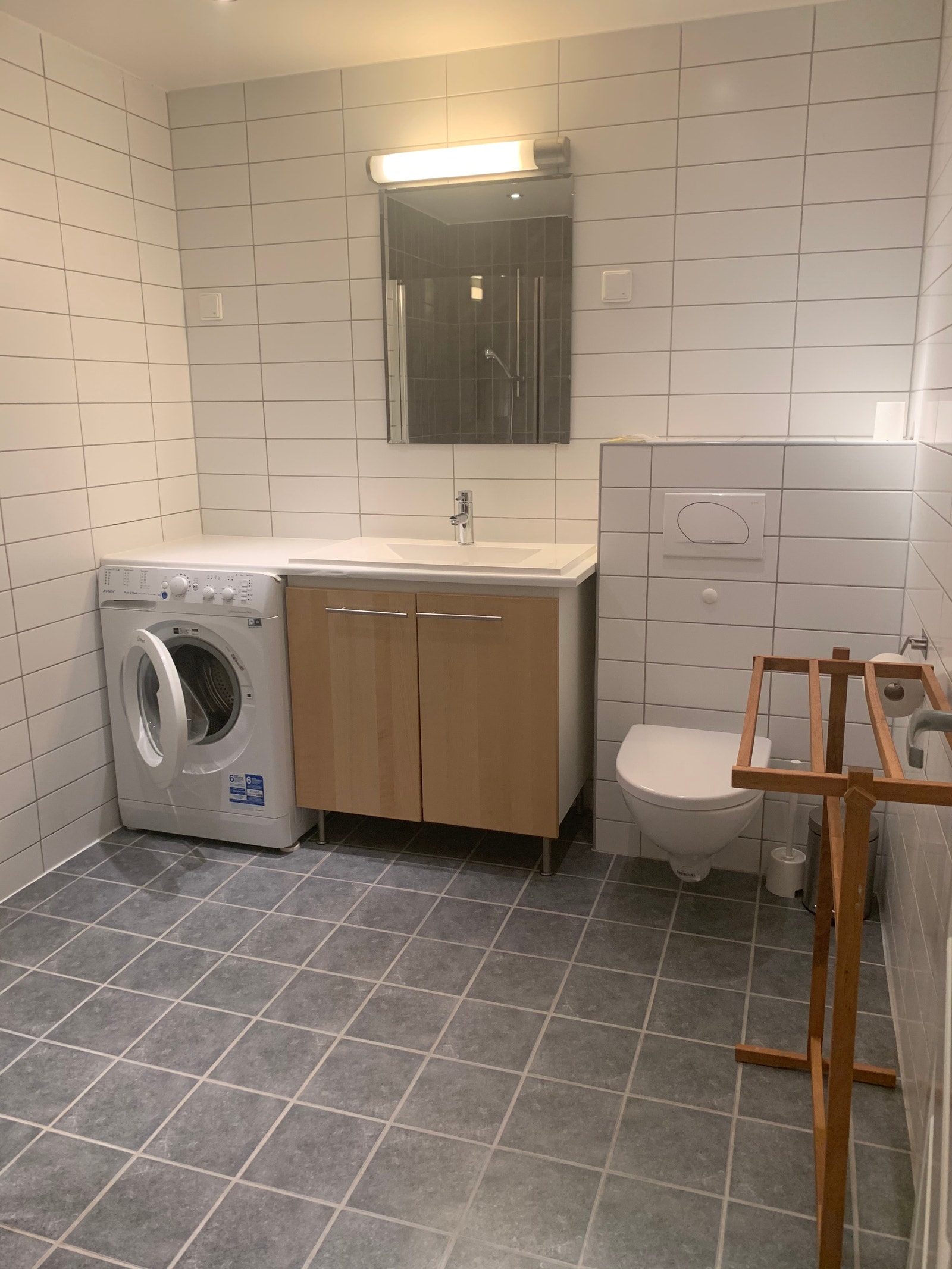Romslig bad med vaskemaskin og dusj Galleribilde