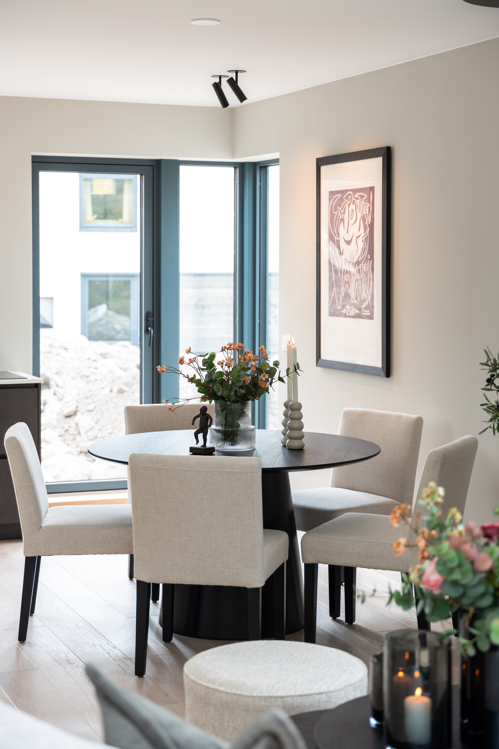 Spiseplass med mulighet for mange rundt bordet Galleribilde