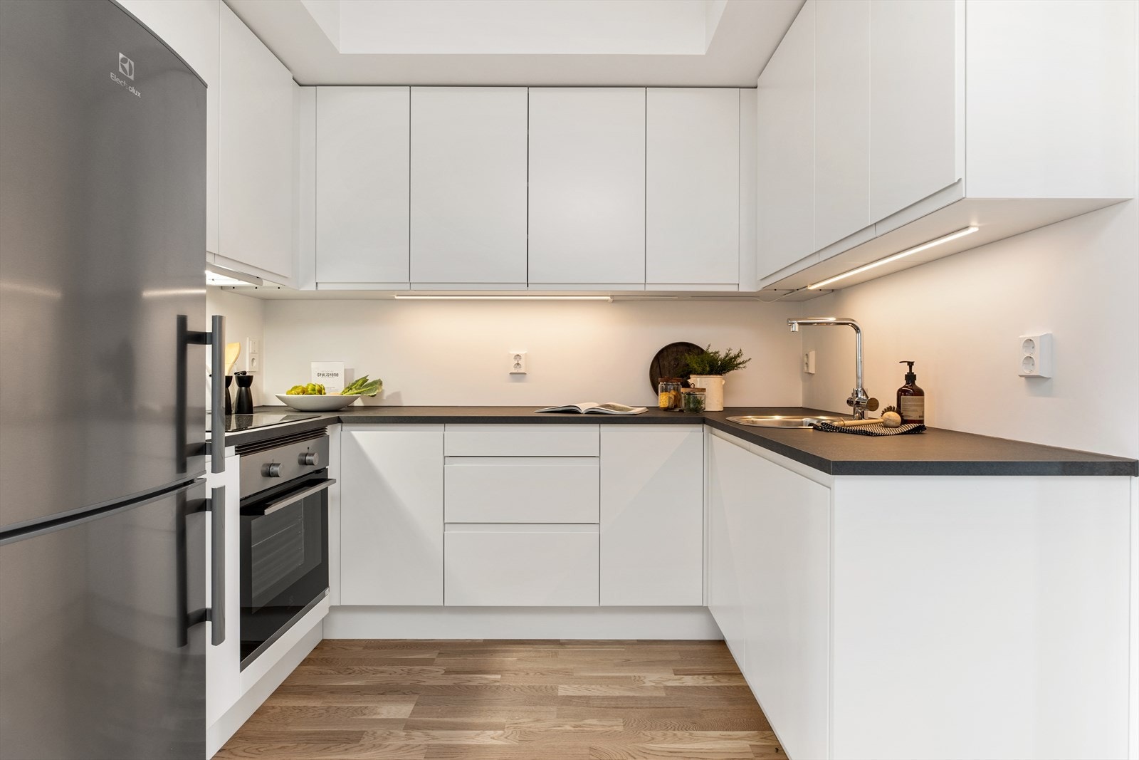 Kjøkken leveres med integrert oppvaskmaskin, stekeovn og koketopp. Galleribilde