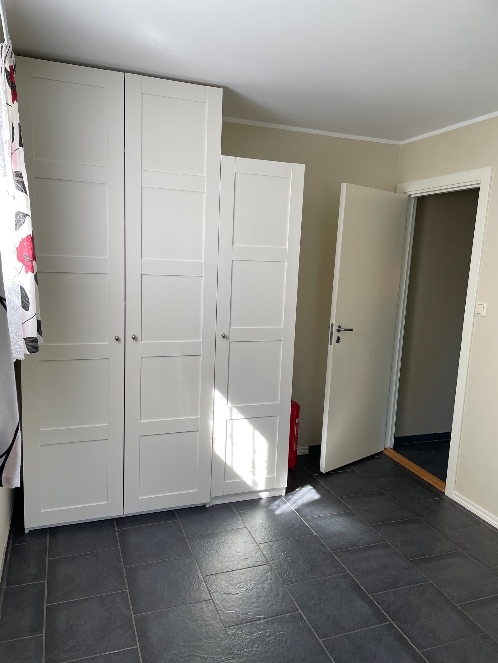 Soverom med garderobeskap Galleribilde