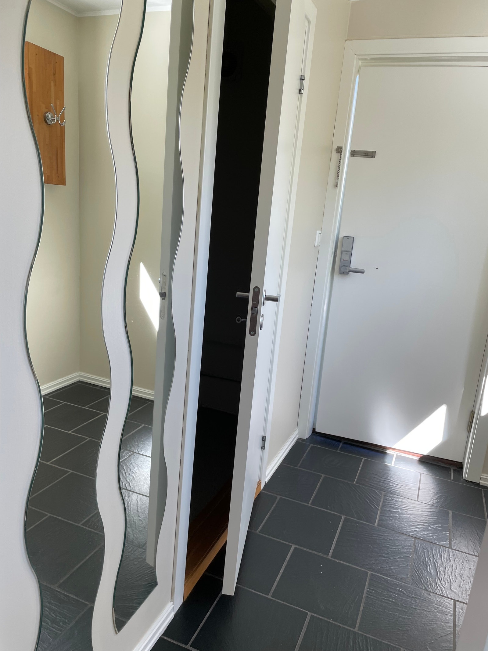 Gang med dør til WC Galleribilde