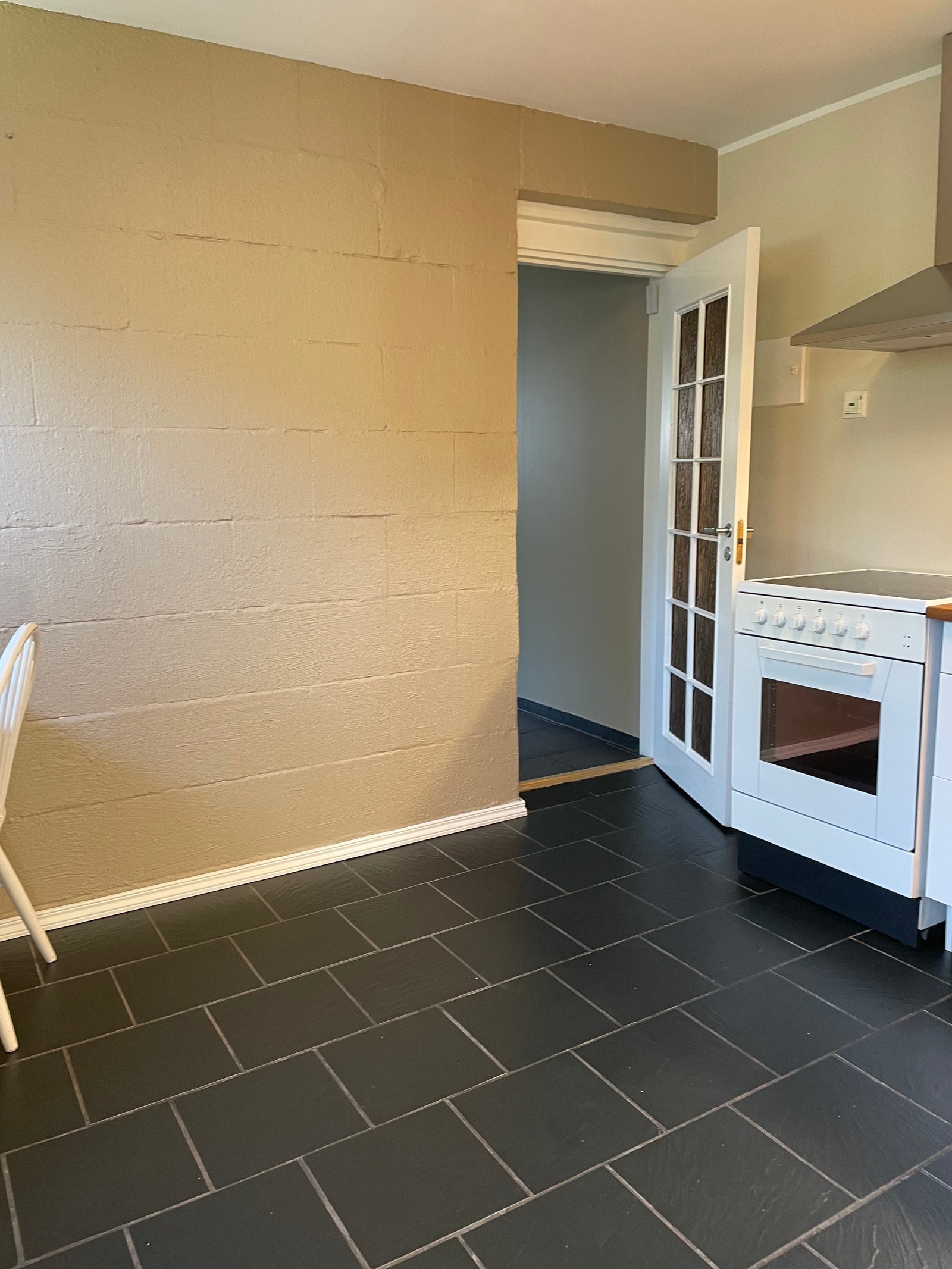 Kjøkken med komfyr og kjøleskap Galleribilde