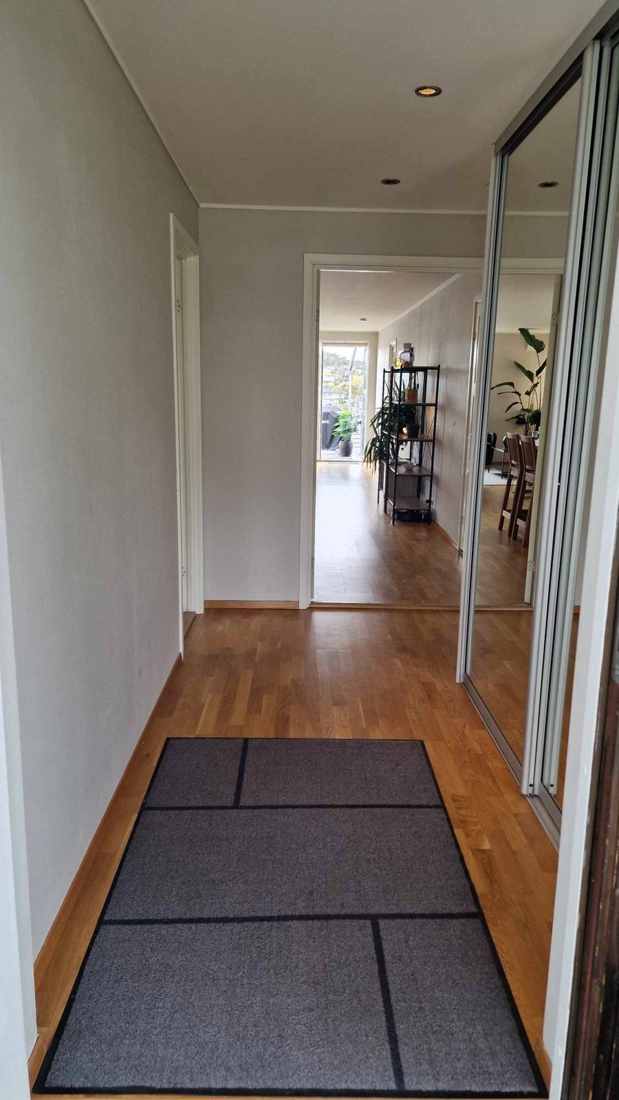 Entre med garderobe Galleribilde