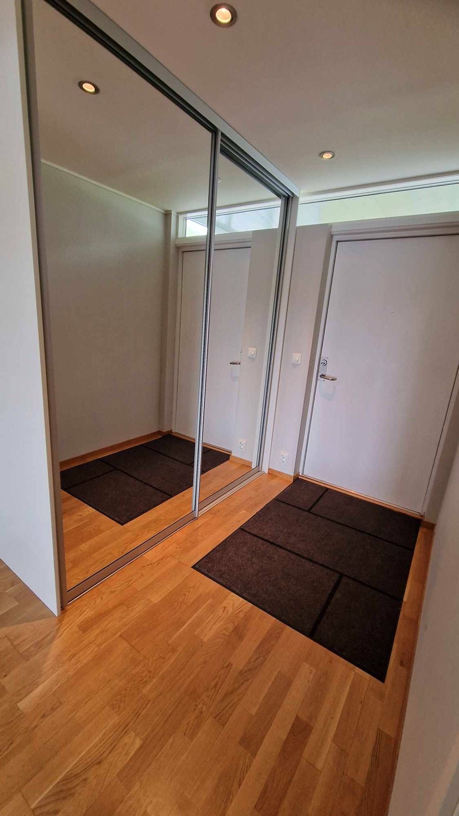 Entre med garderobe Galleribilde