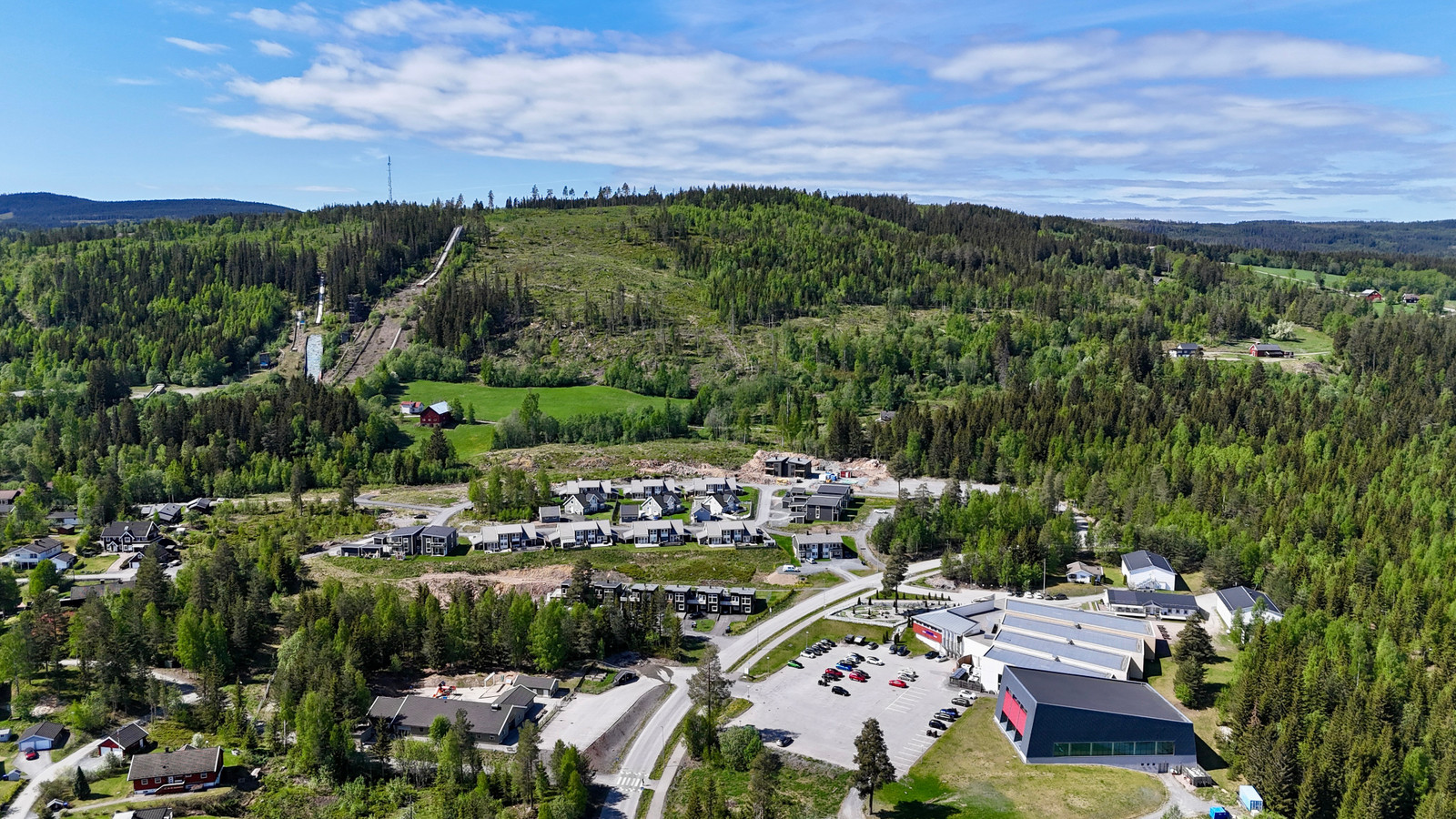 Boligene blir liggende i utkanten av området med skogen rett i bakkant