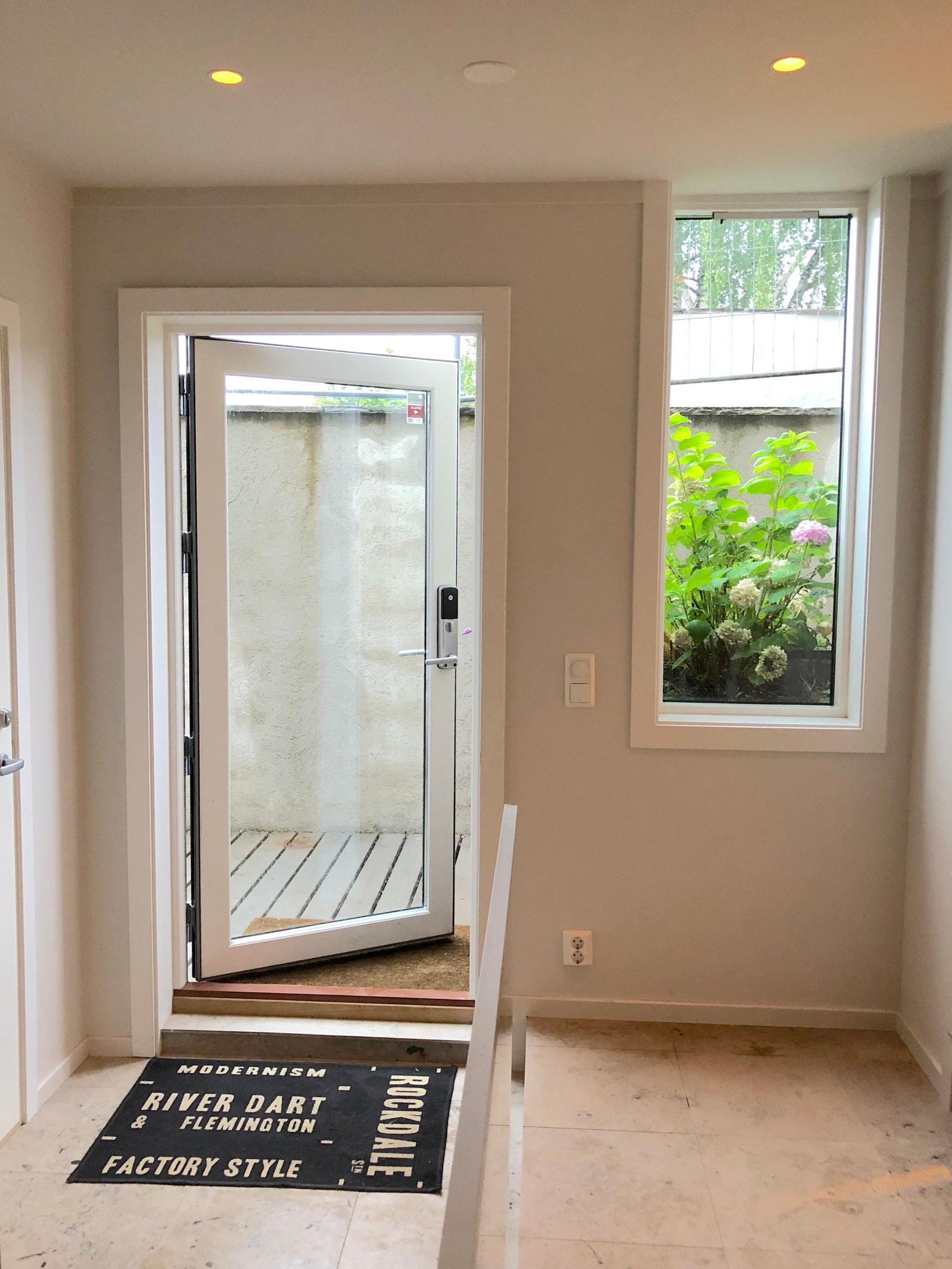 Inngangsparti med privat uteplass Galleribilde