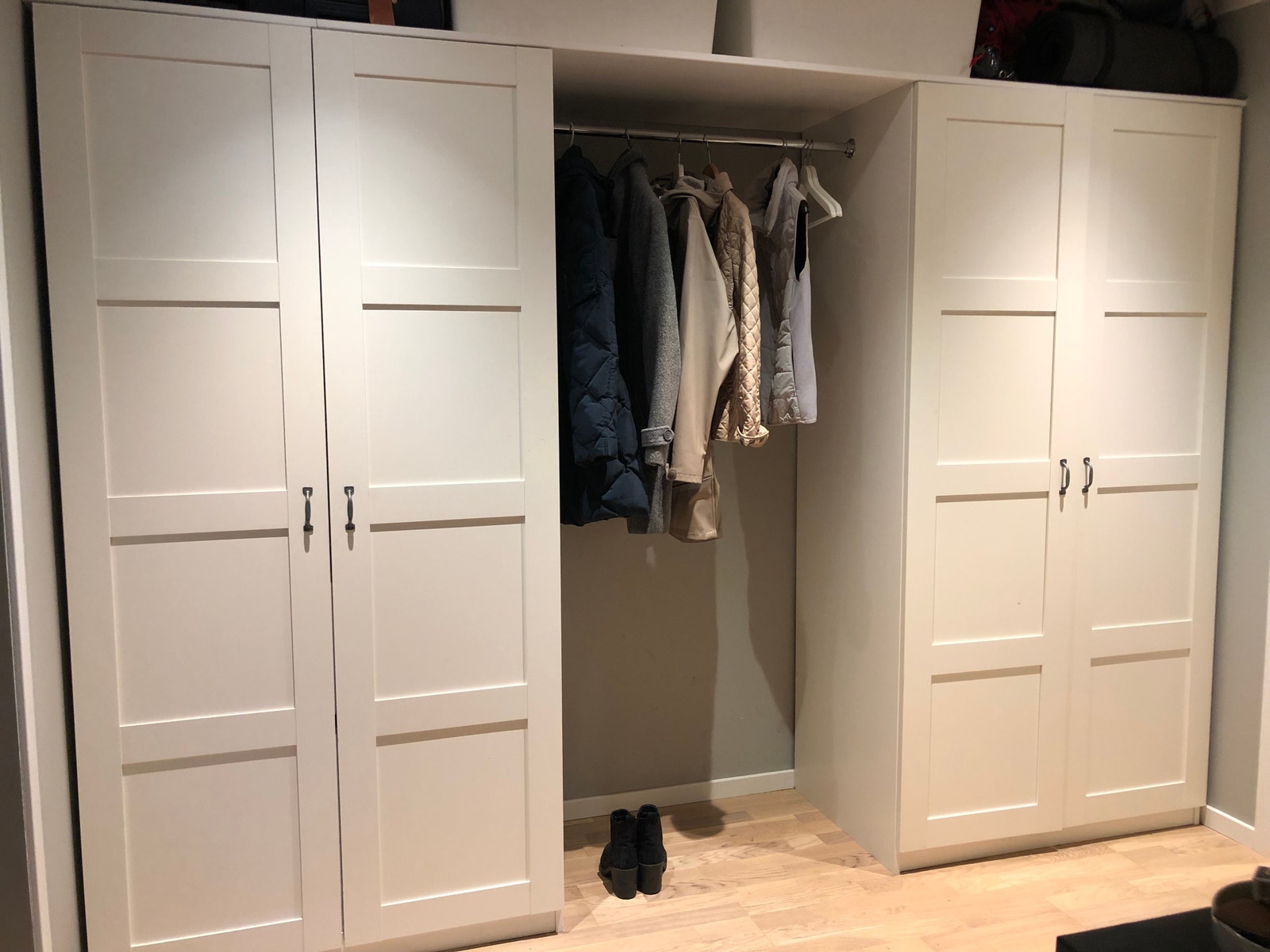 Gang med stor garderobe Galleribilde