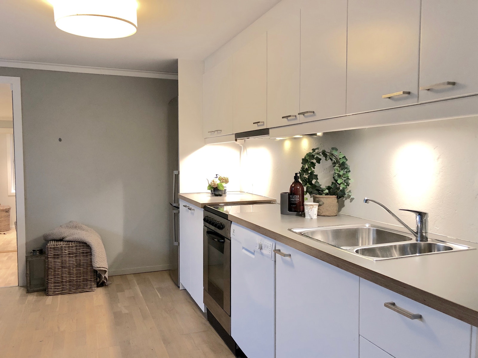 Kjøkken med hvitevarer Galleribilde