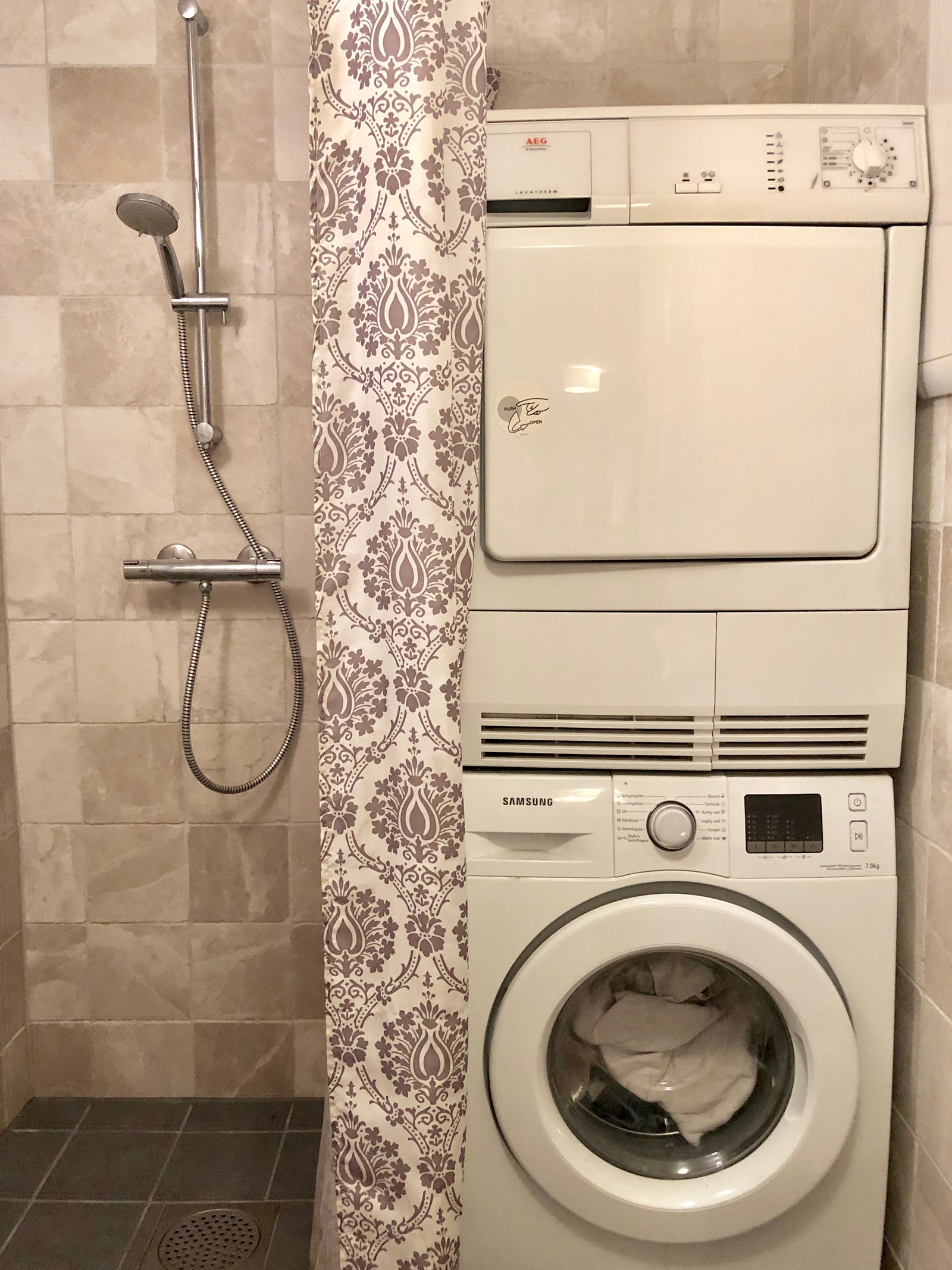 Bad med vaskemaskin Galleribilde