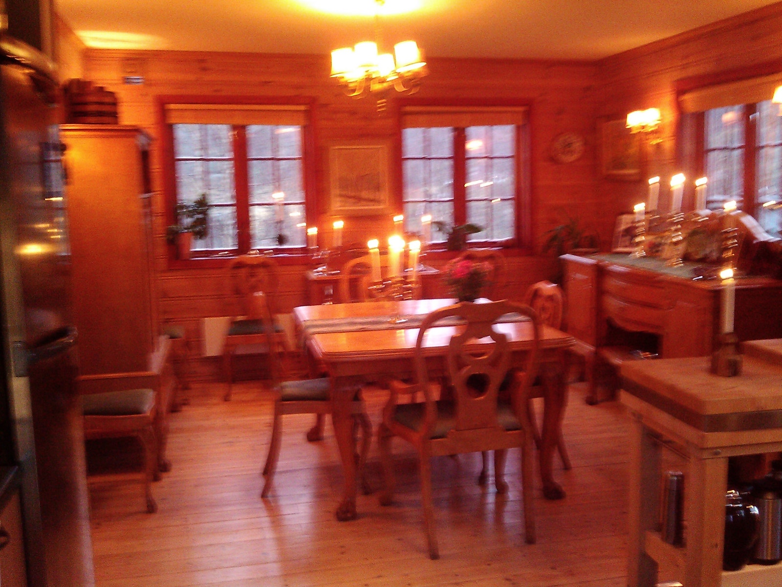 Kombinert spisestue og kjøkken. Galleribilde