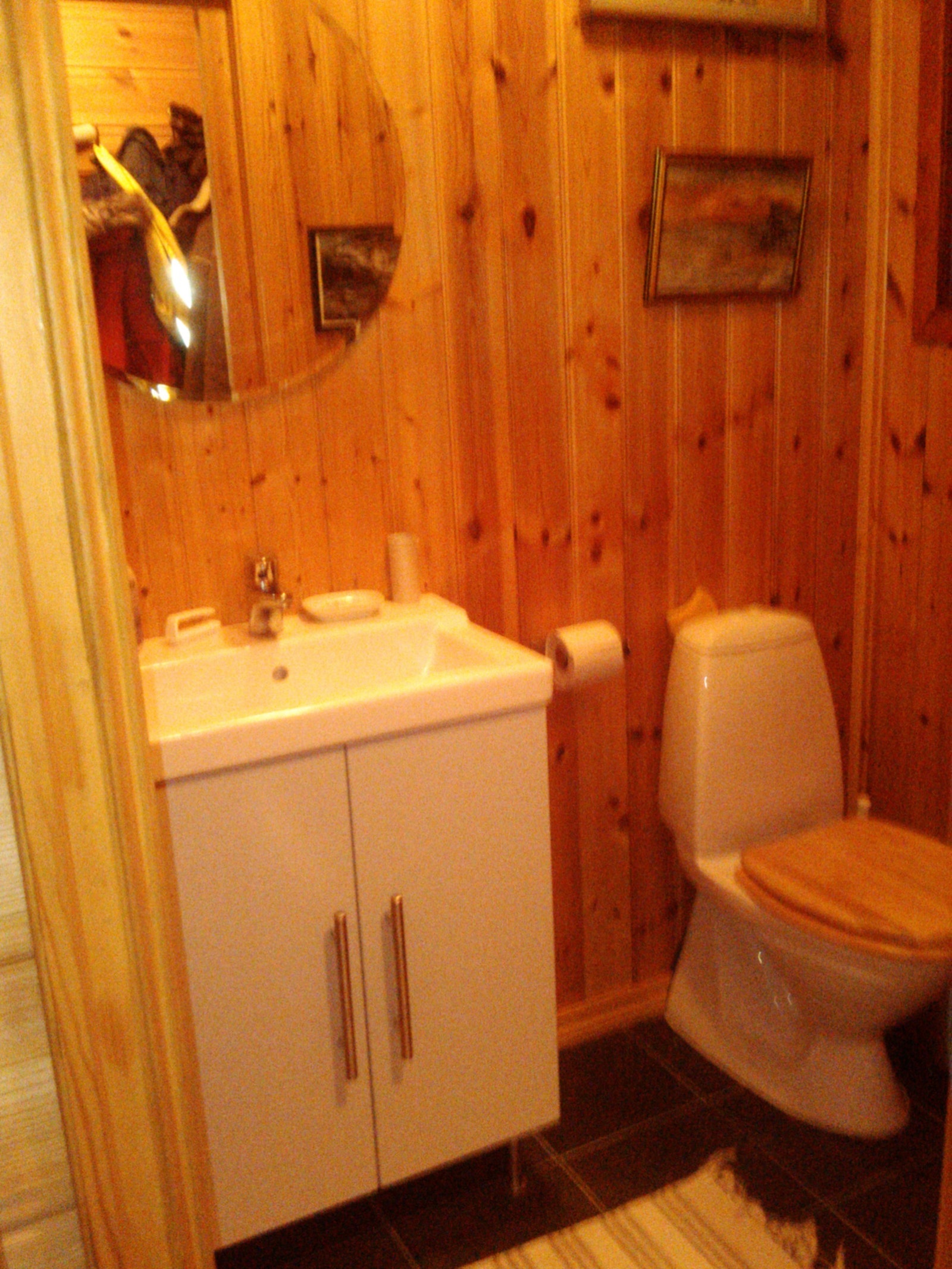 Kombinert baderom og bod i kjelleren. Galleribilde