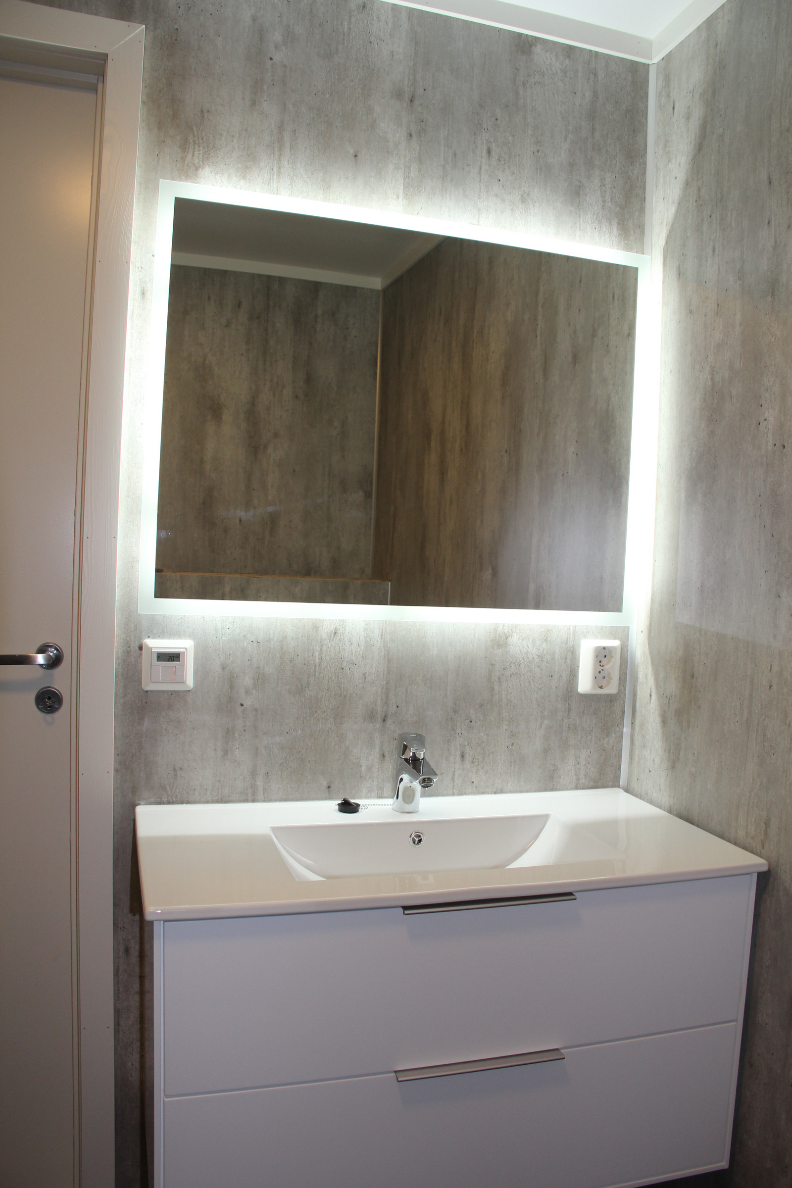 Speil med integrert lys og tidløse baderomsmøbler