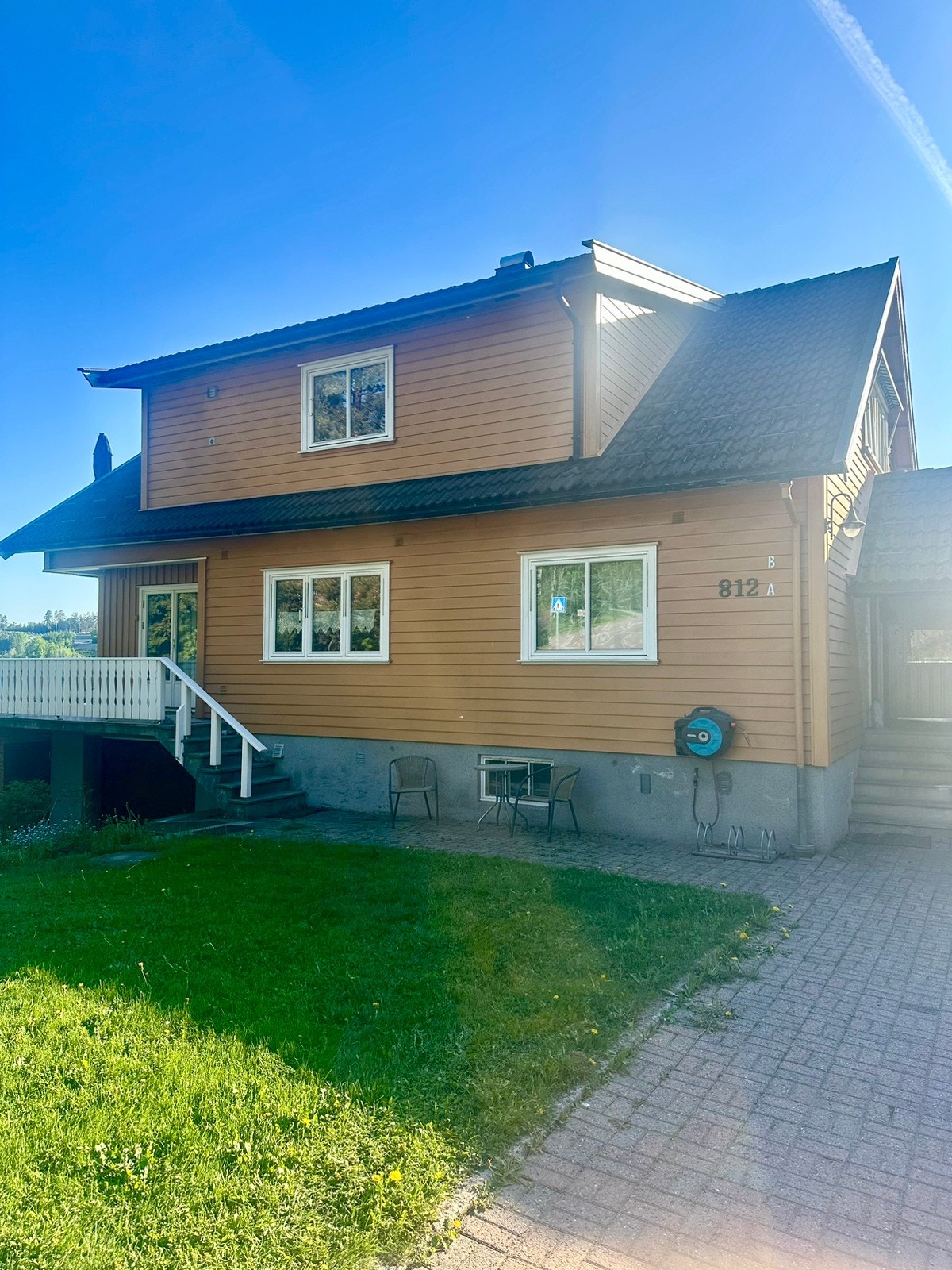 Fasade inngangsparti/terrasse/hage Galleribilde