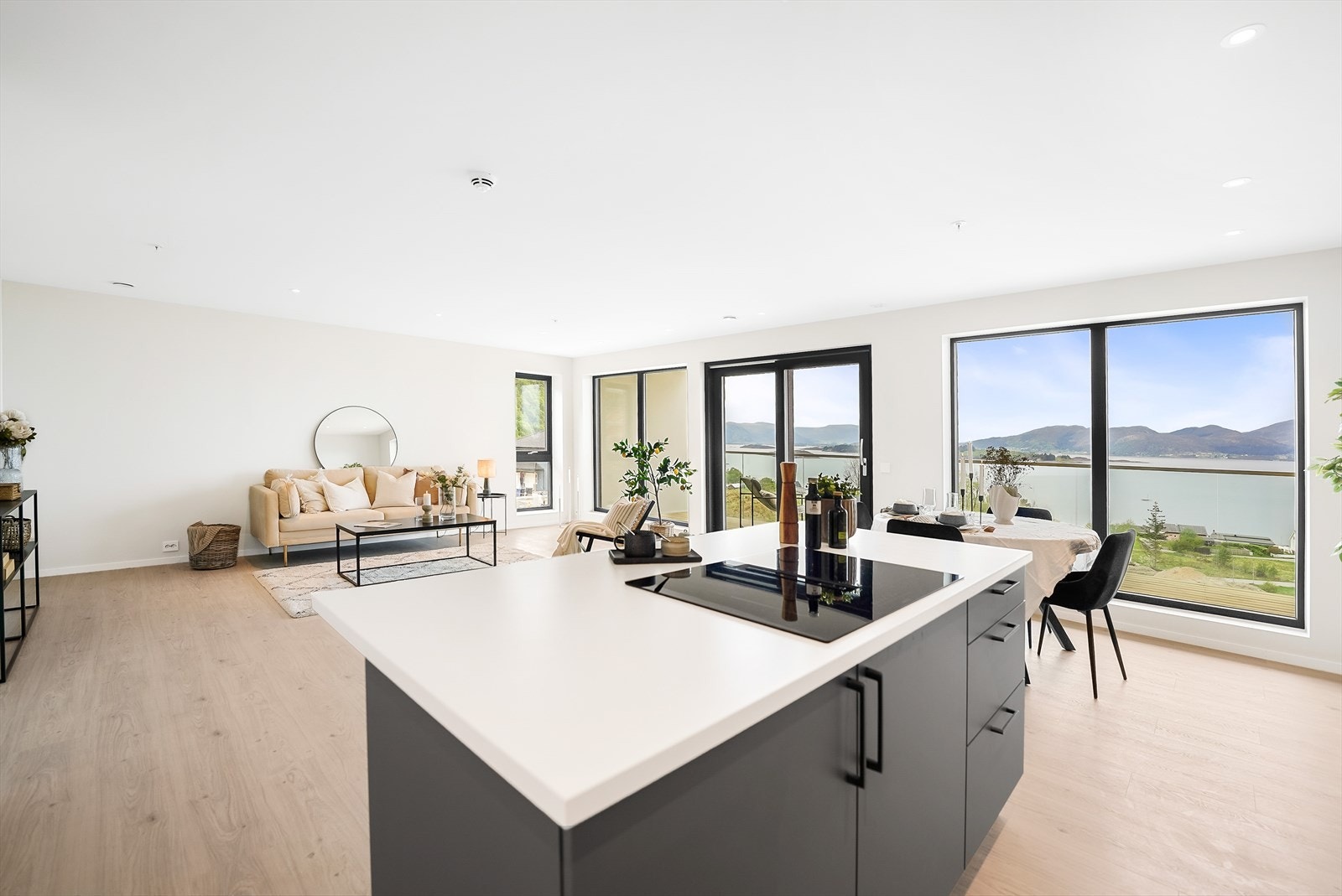 Kjøkken med øy mot utgang til stor terrasse Galleribilde