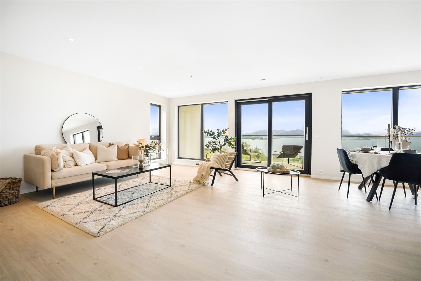 Store vindusflater gir mykje naturlig lys inn i leiligheita Galleribilde