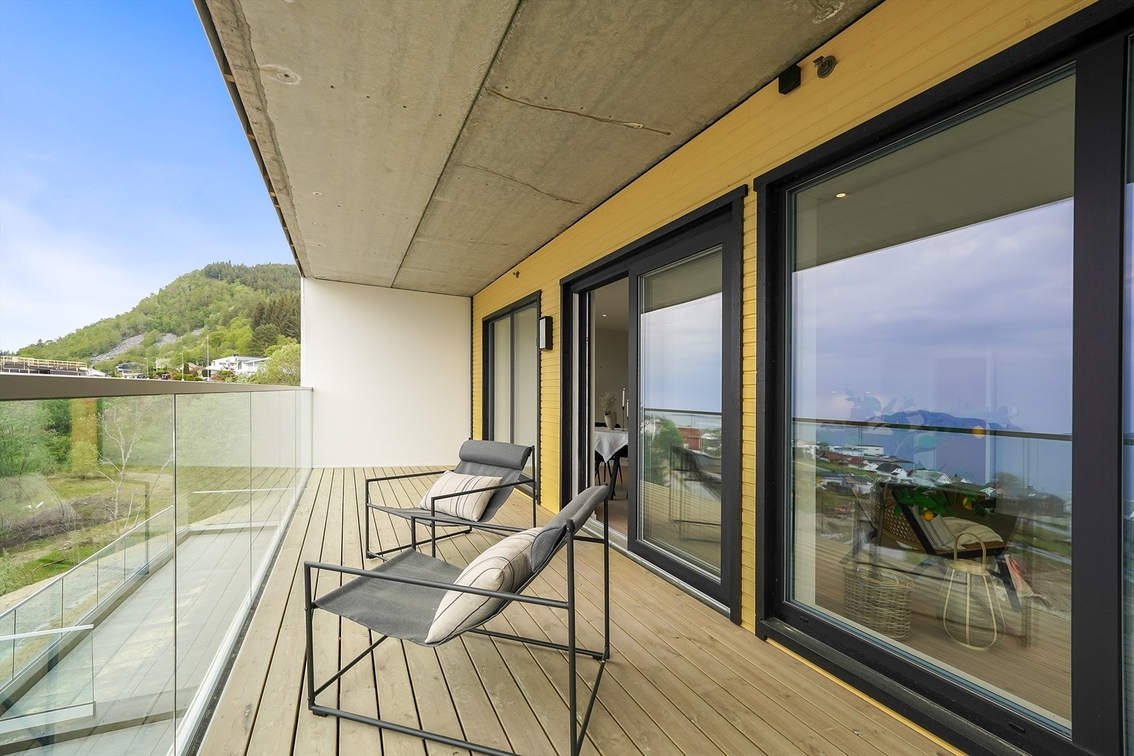 Skyvedører frå stue til terrasse Galleribilde