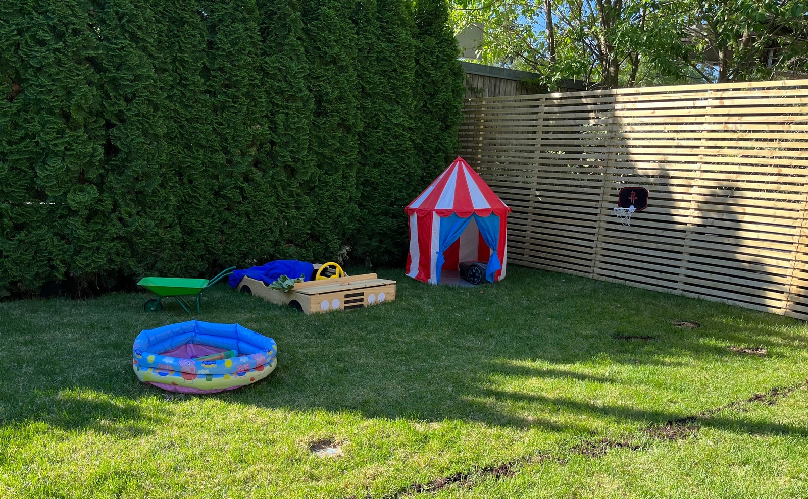 Inngjerdet hage med leker Galleribilde