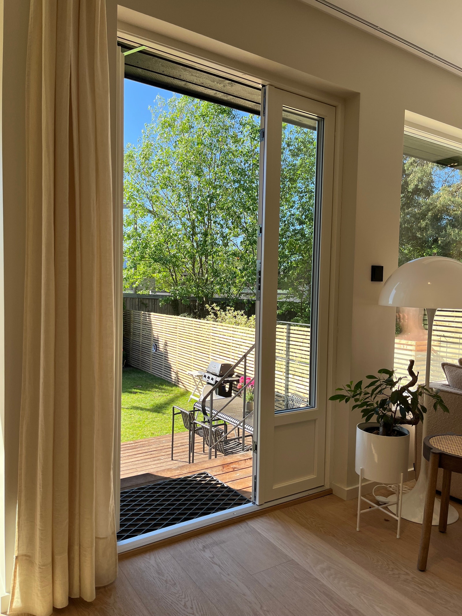 Utgang til hage fra stue / spisestue Galleribilde