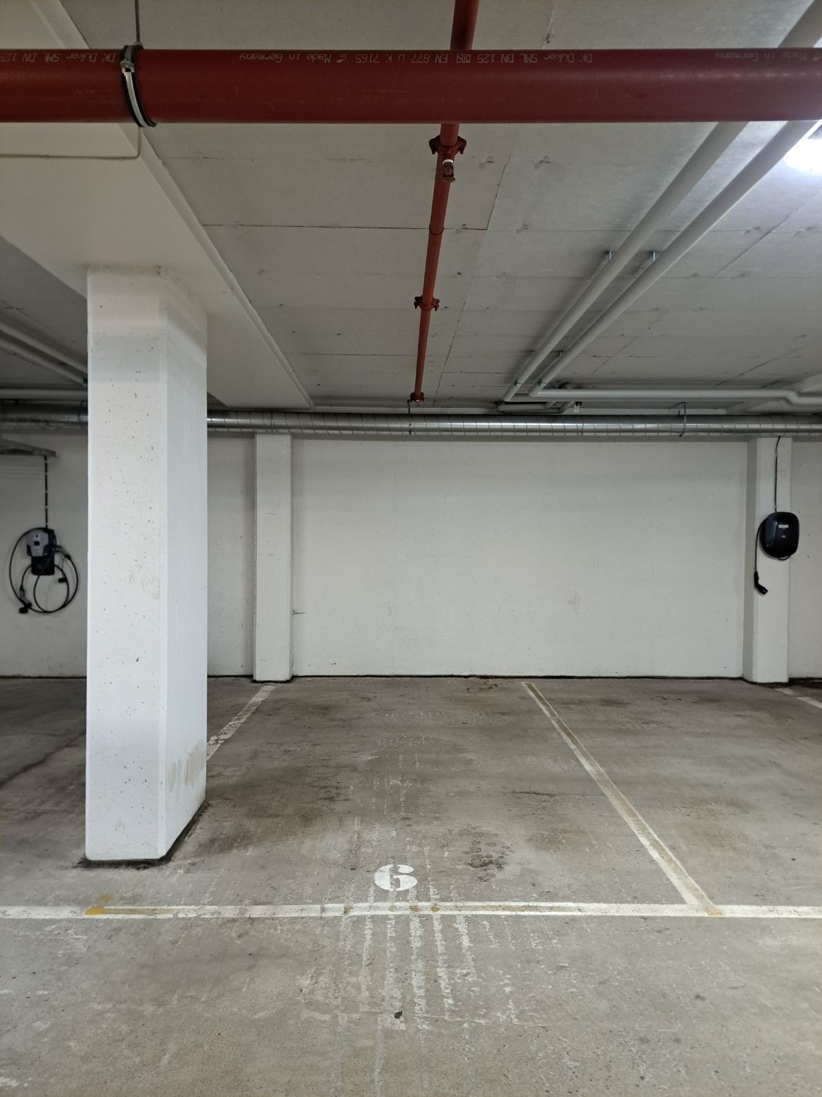 Trygg plass innerst i garasjen. Plass nummer 6 rett ved oppgang til Herslebs gate 21 for beboere. Fast plass, ikke på flåte. Galleribilde