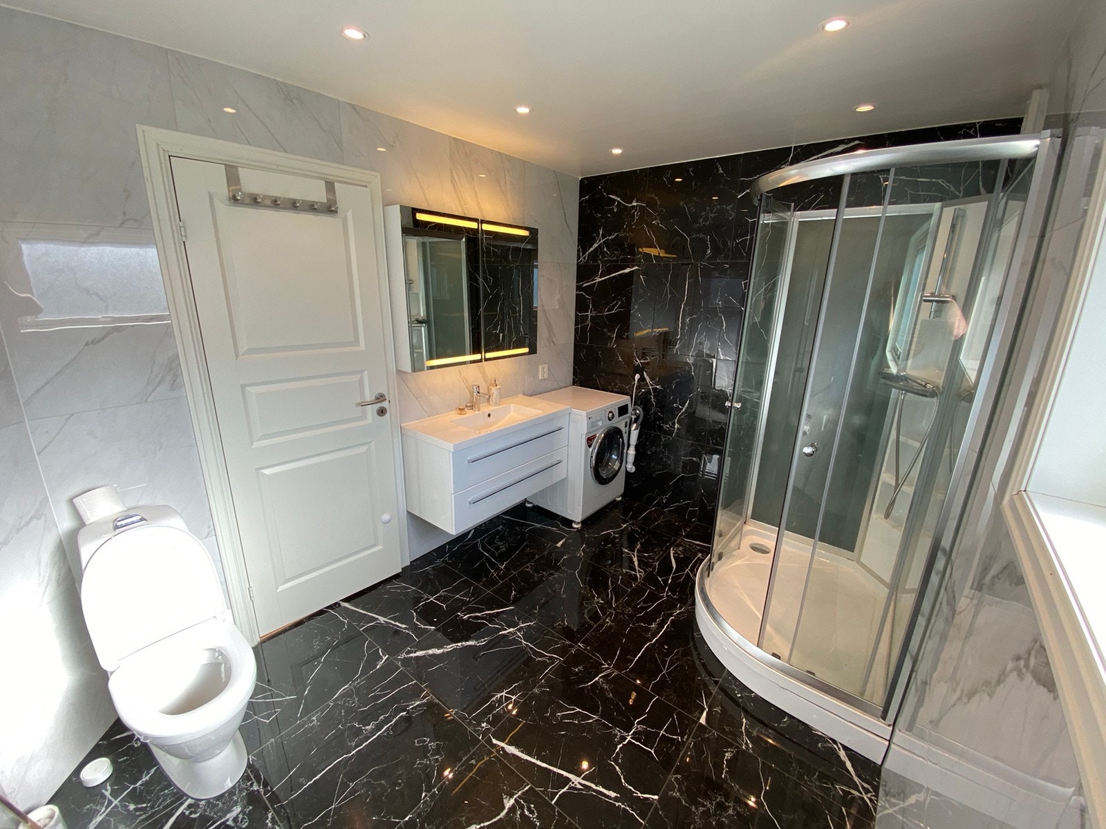 Bad med tørk/vask. Galleribilde