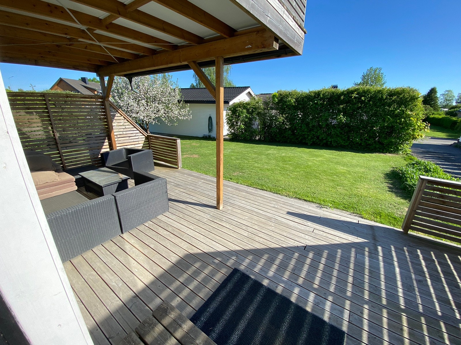 Ute plass. Galleribilde