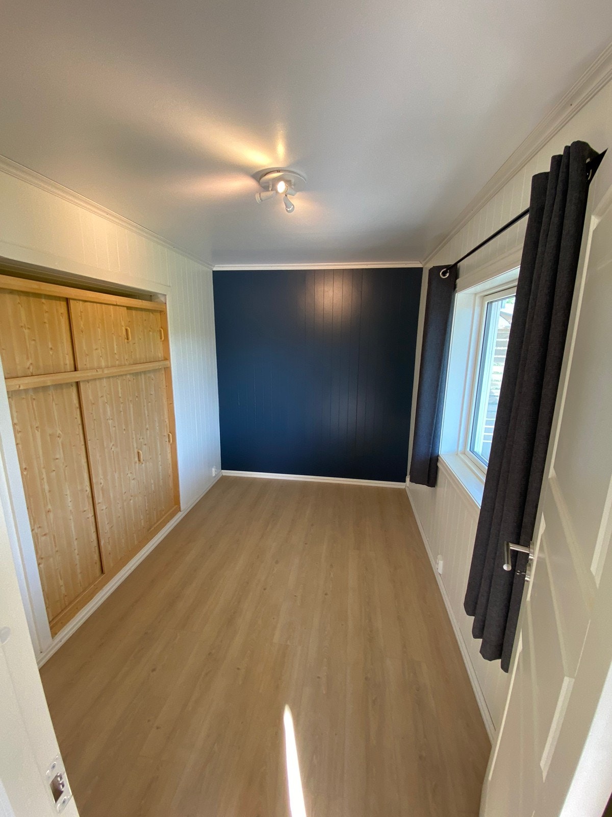 Sov 3 med et skap. Galleribilde