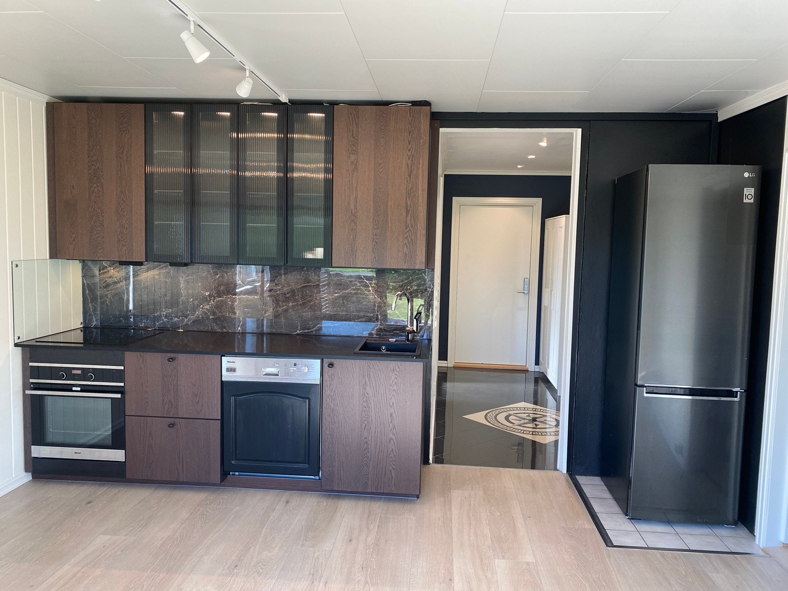 Kjøkken med hvitevarer. Galleribilde