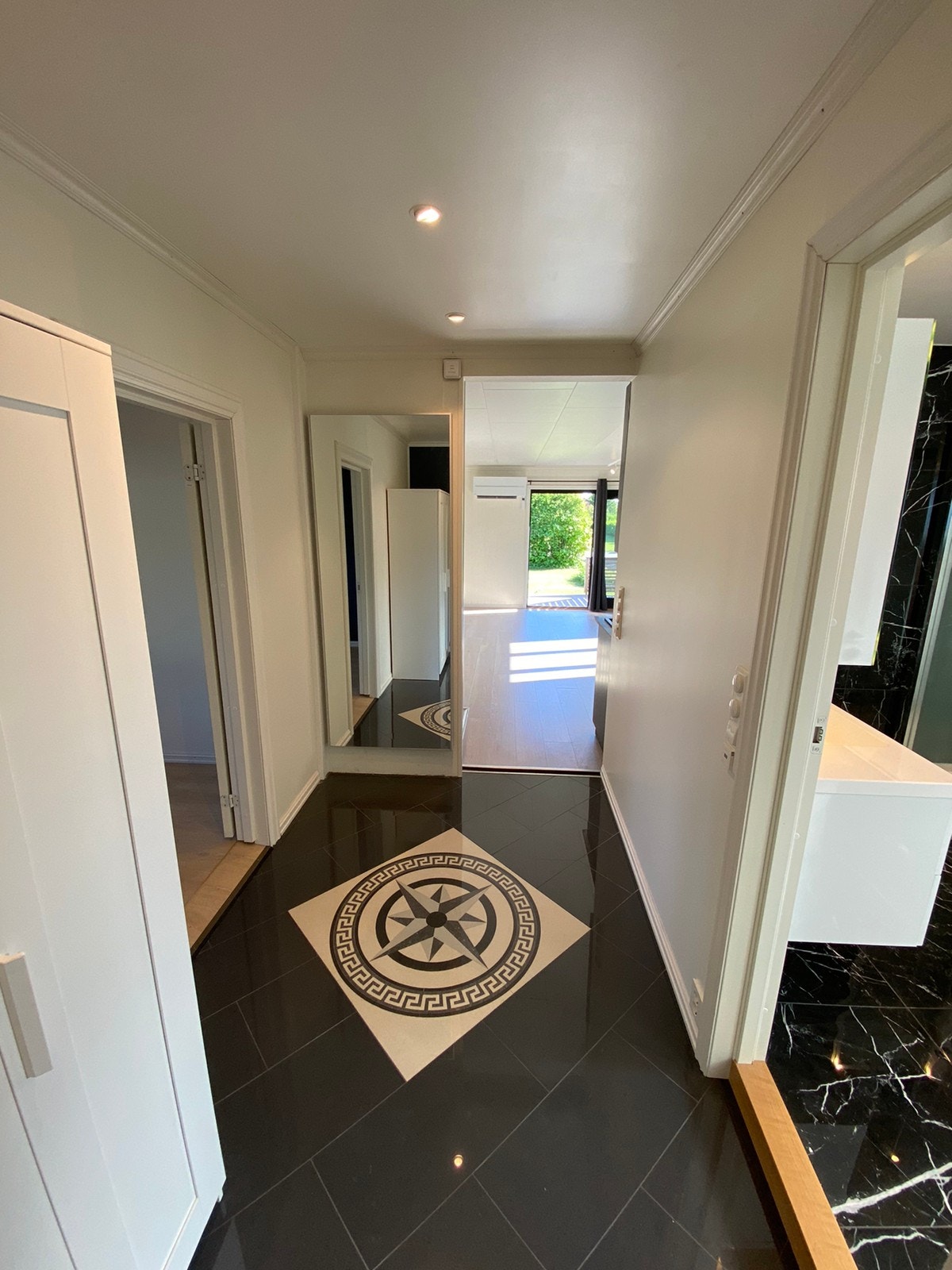 Inner gang med skap. Galleribilde