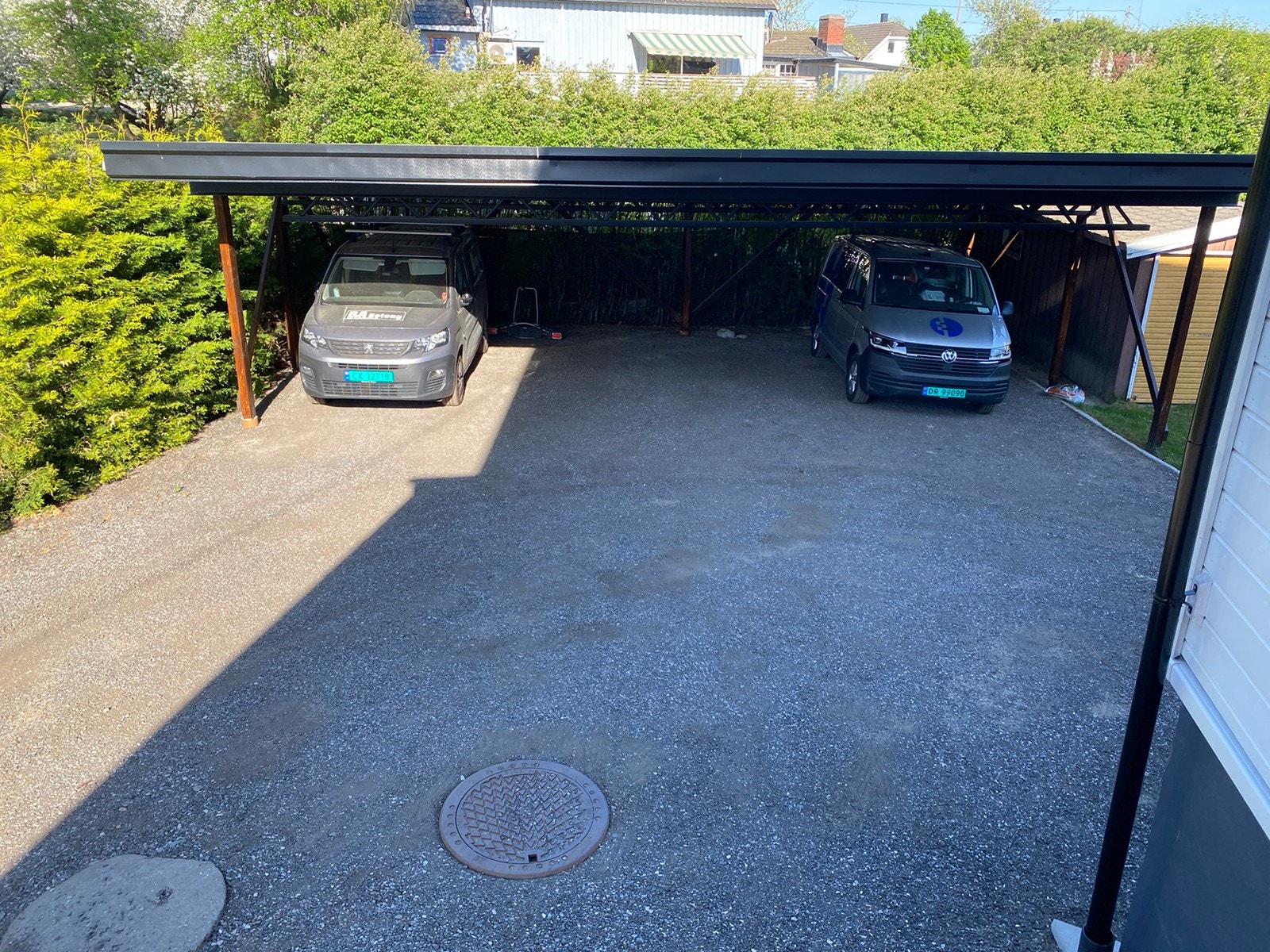 Carport en plass. Galleribilde