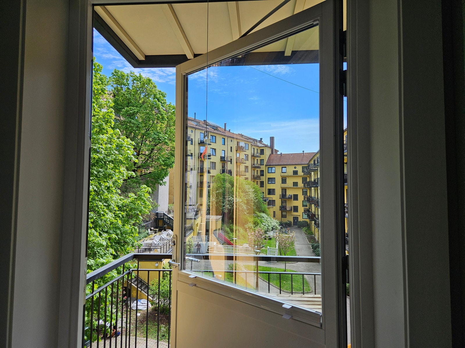 Hyggelig utsikt fra soverommet Galleribilde