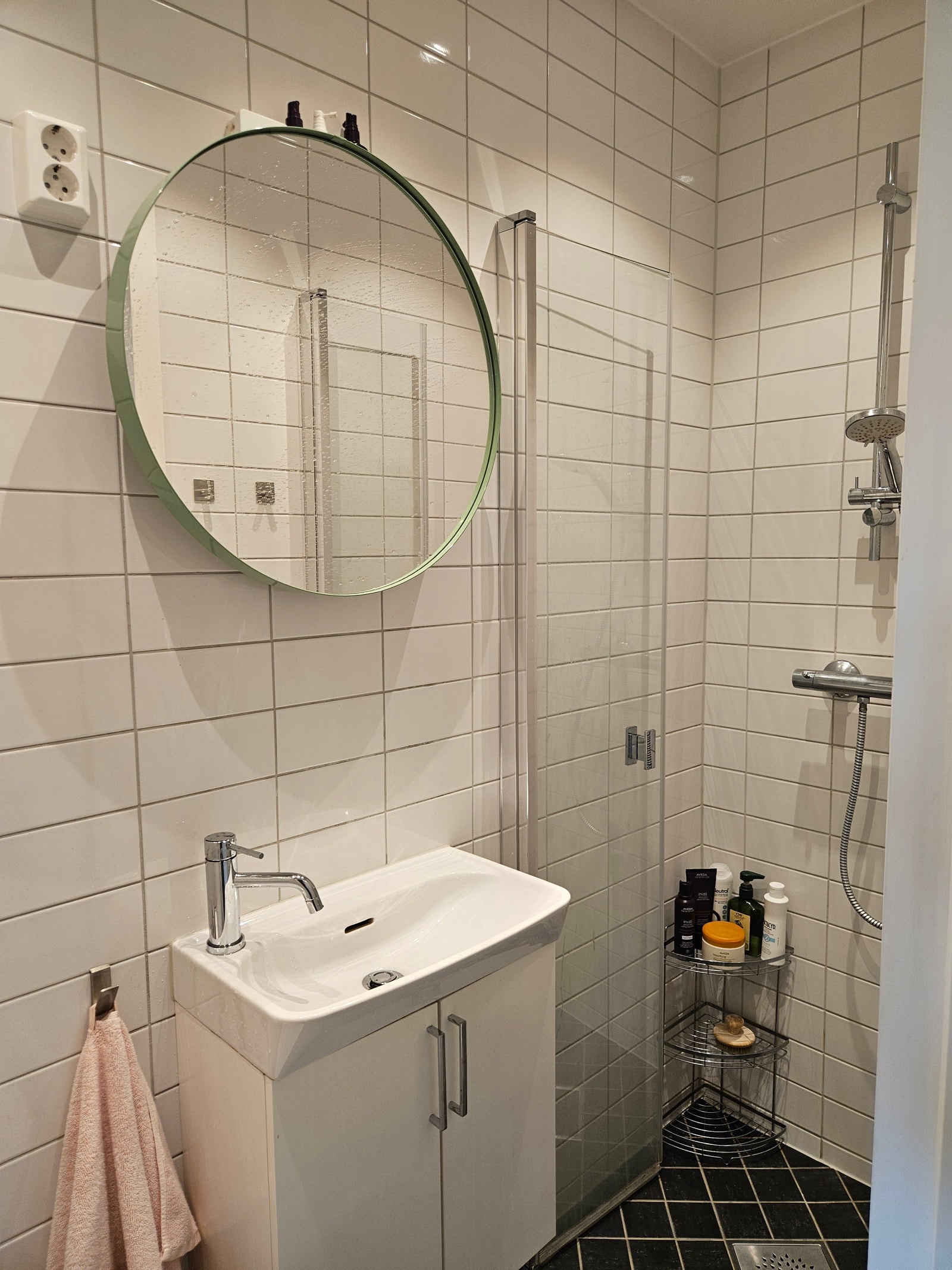 Vask og skapplass på bad Galleribilde