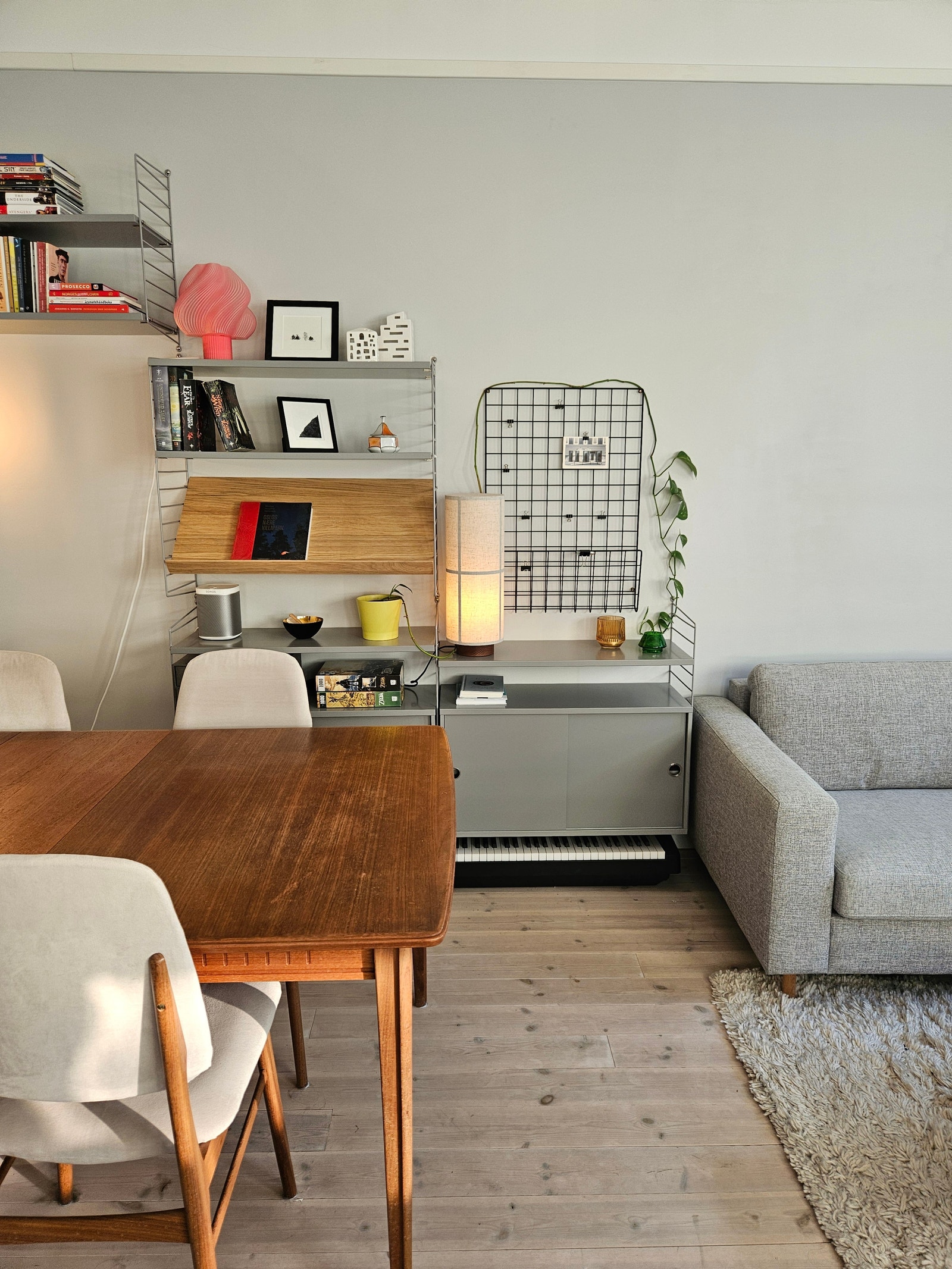 Spisebord og stoler (annet enn det avbildede) kan settes i stua Galleribilde