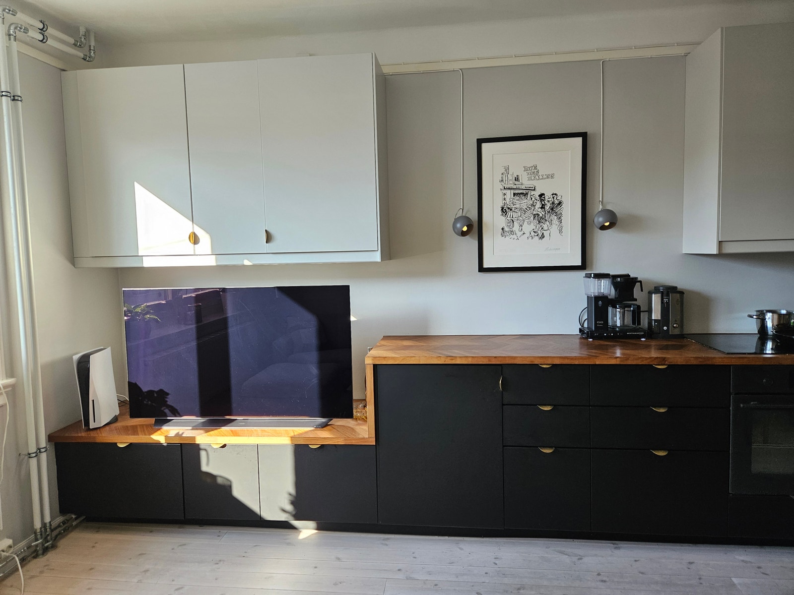 Arkitekttegnet benkeløsning som binder stuen og kjøkkendelen godt sammen Galleribilde