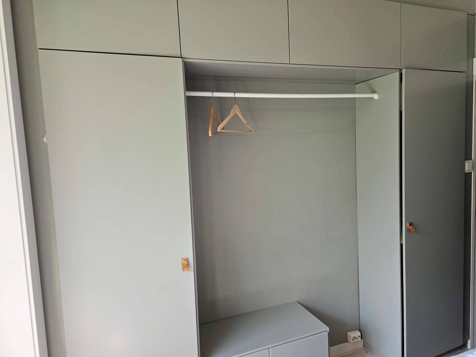 Godt med skapplass og plass til hengere på soverom Galleribilde